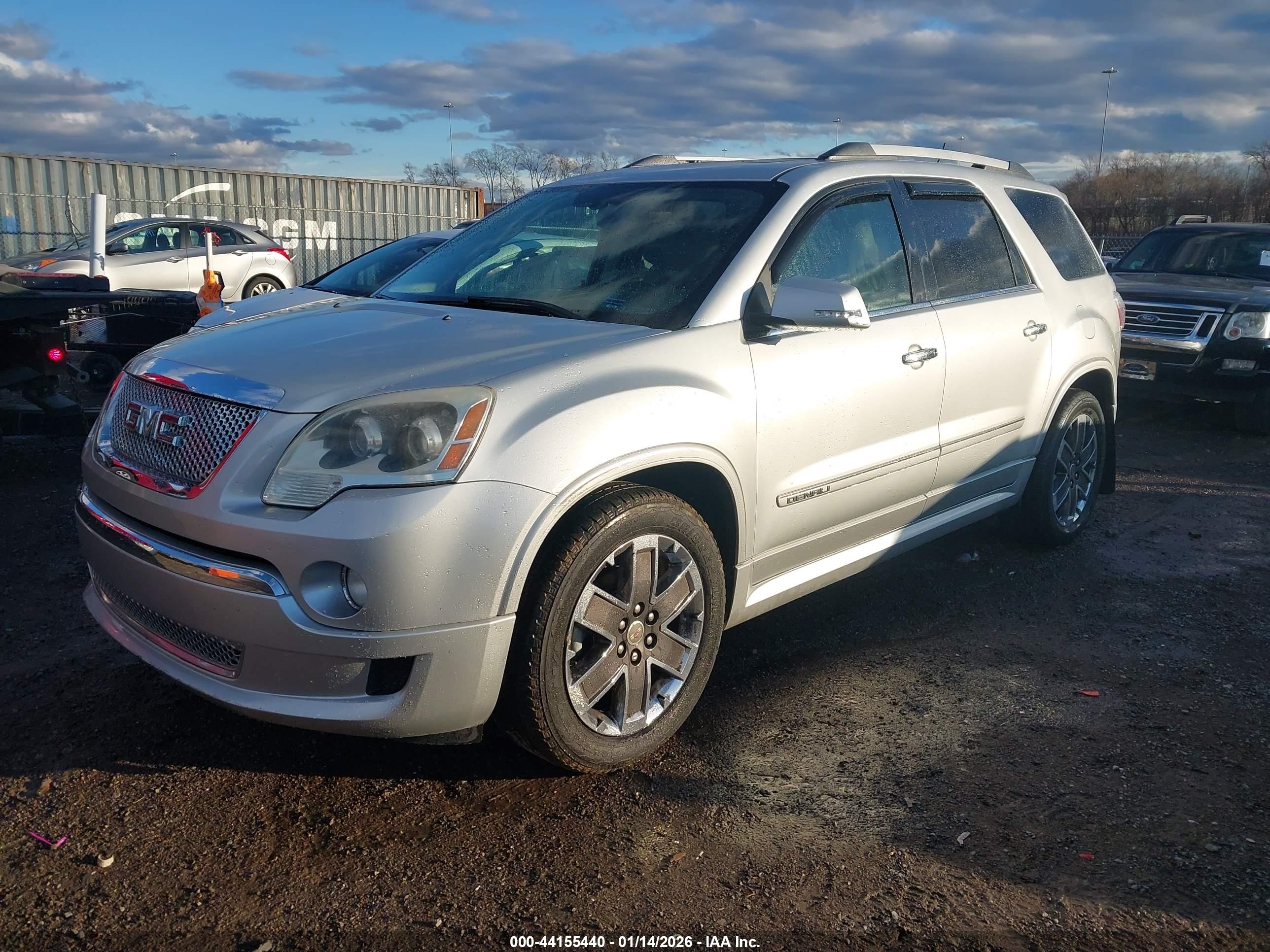 GMC ACADIA image 2