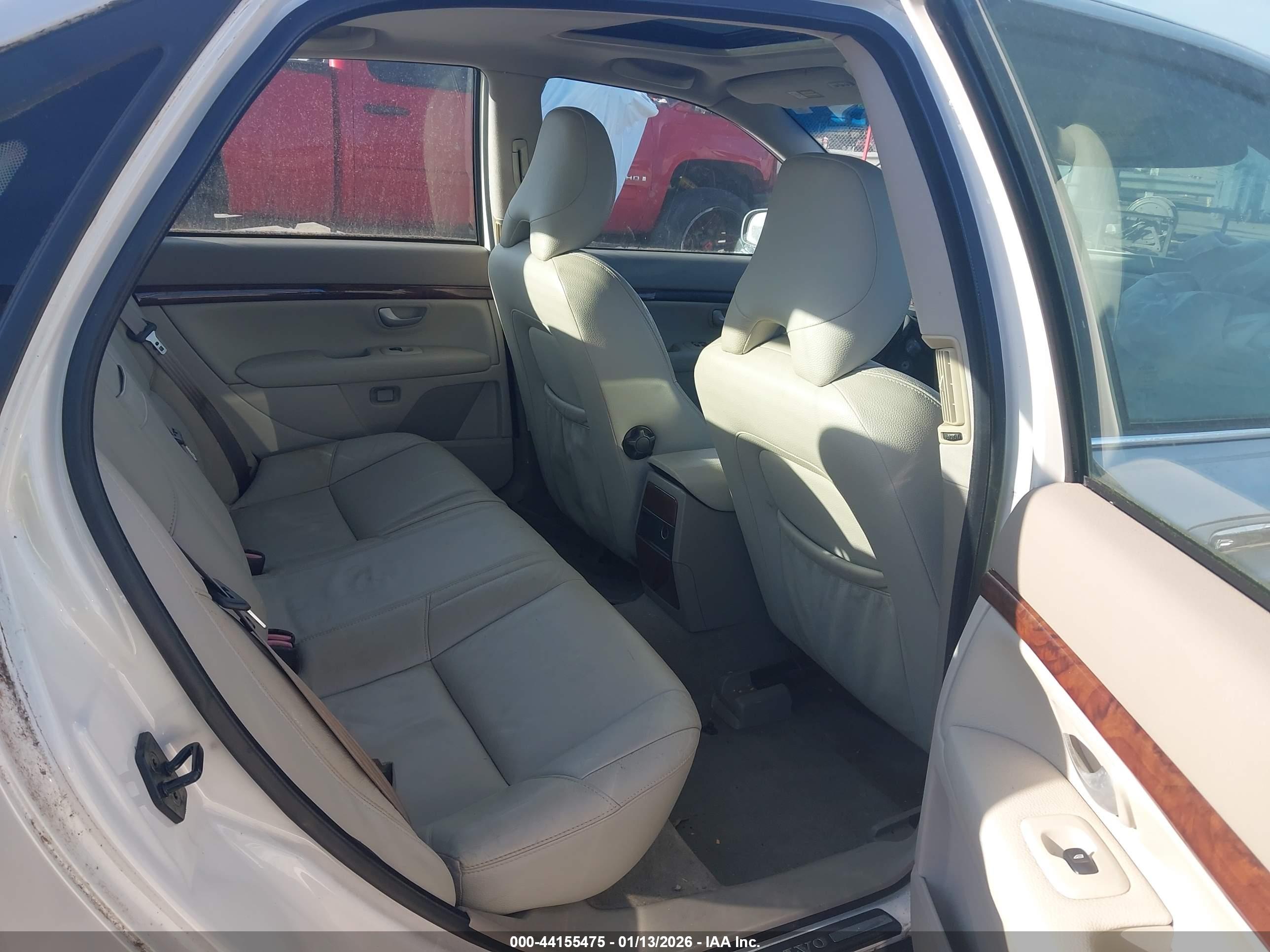 VOLVO S80 image 8