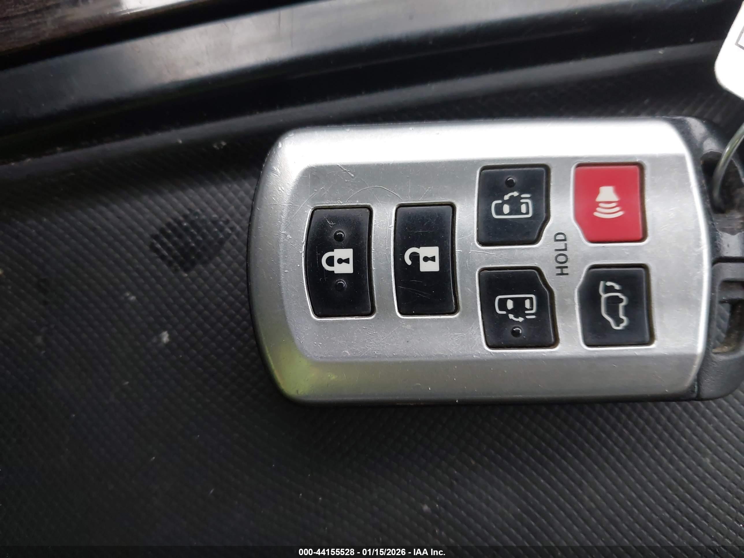 TOYOTA SIENNA image 11