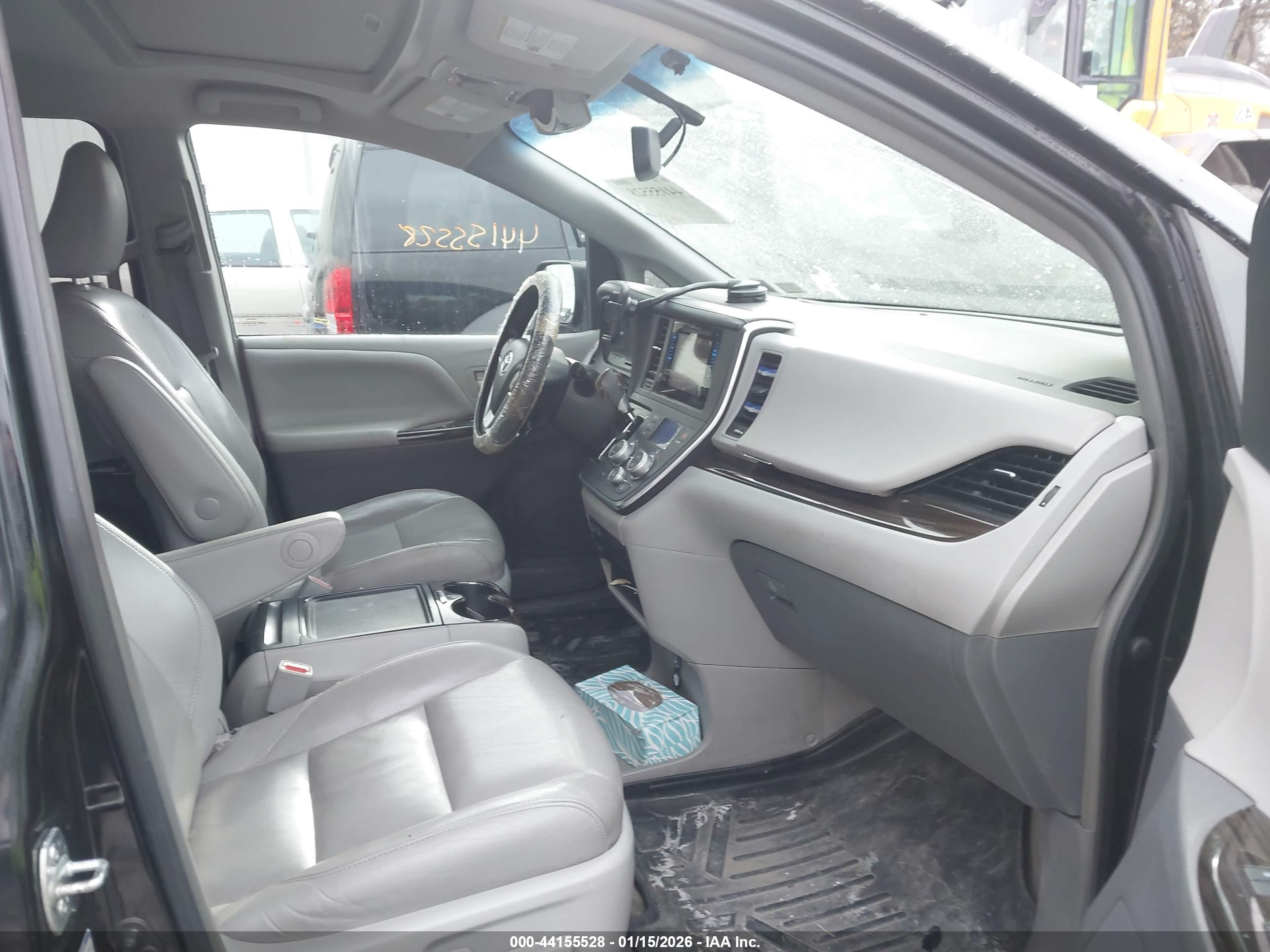TOYOTA SIENNA image 5
