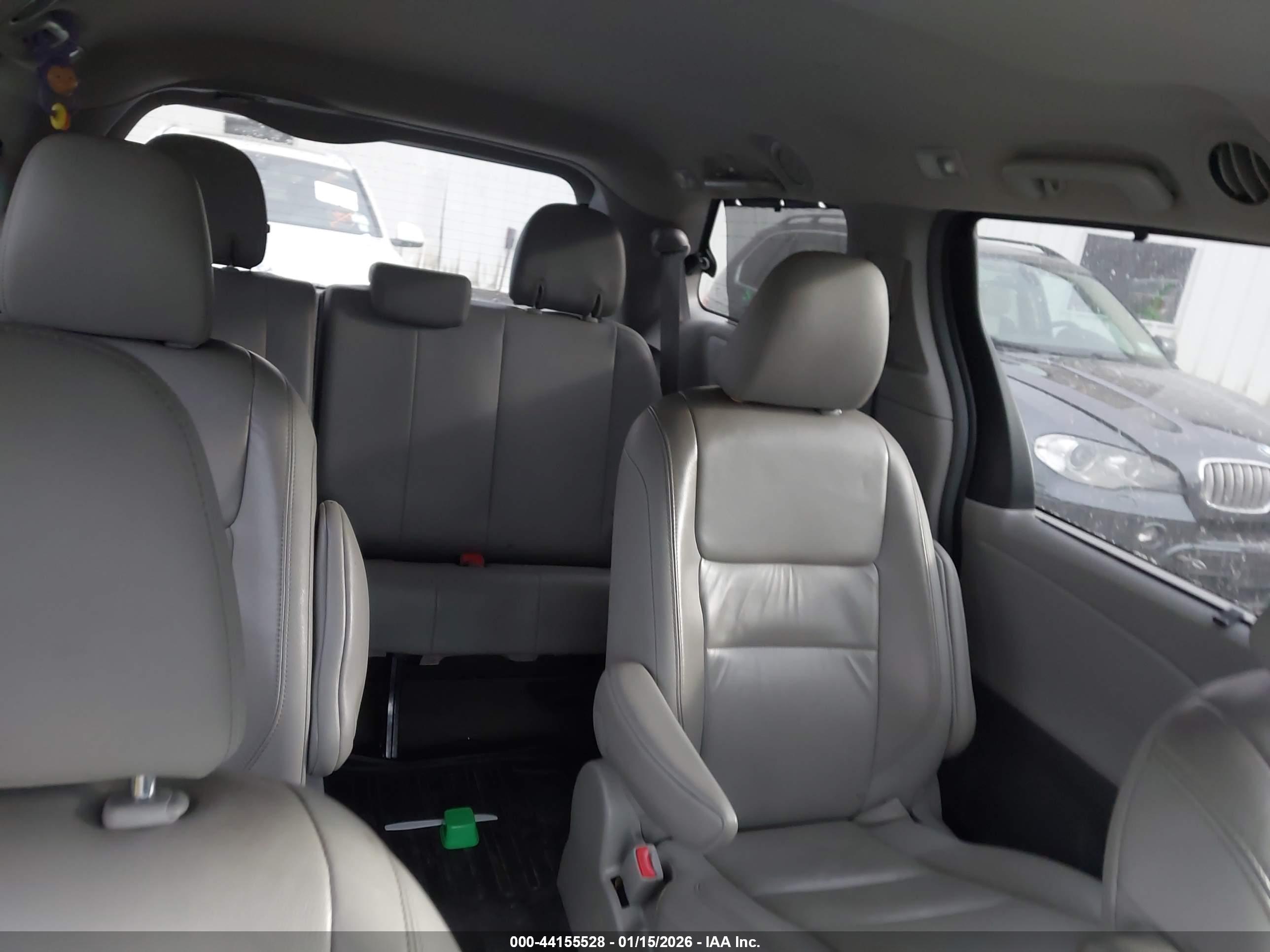 TOYOTA SIENNA image 8