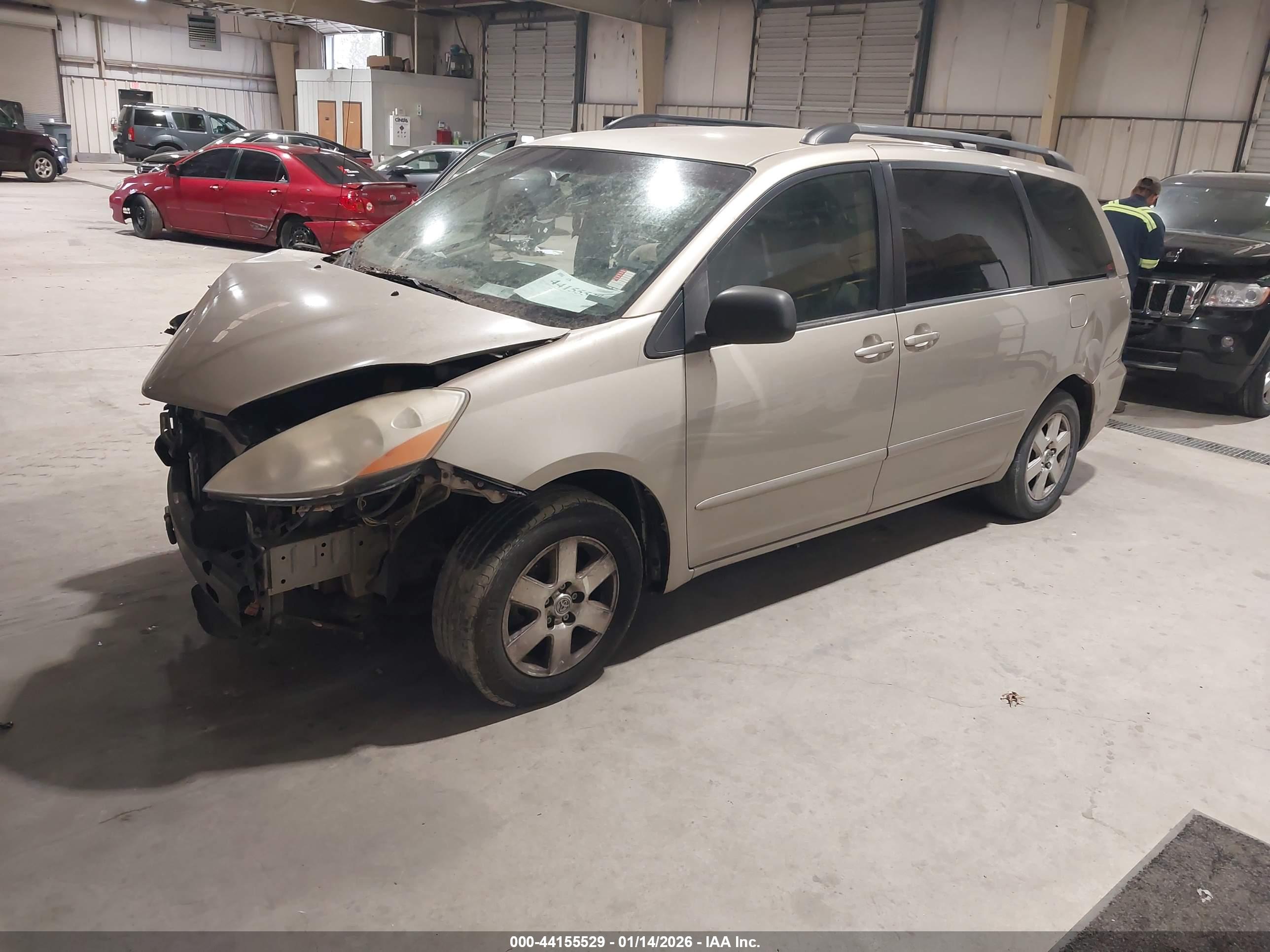 TOYOTA SIENNA image 2