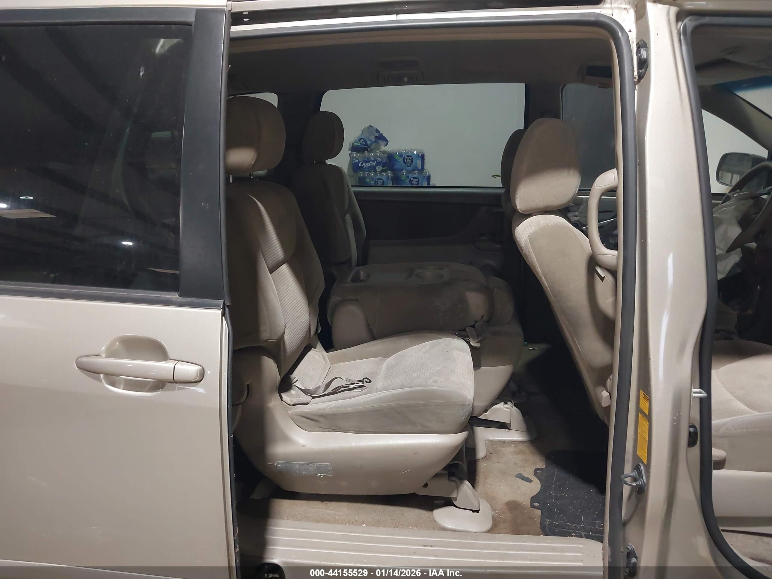 TOYOTA SIENNA image 8