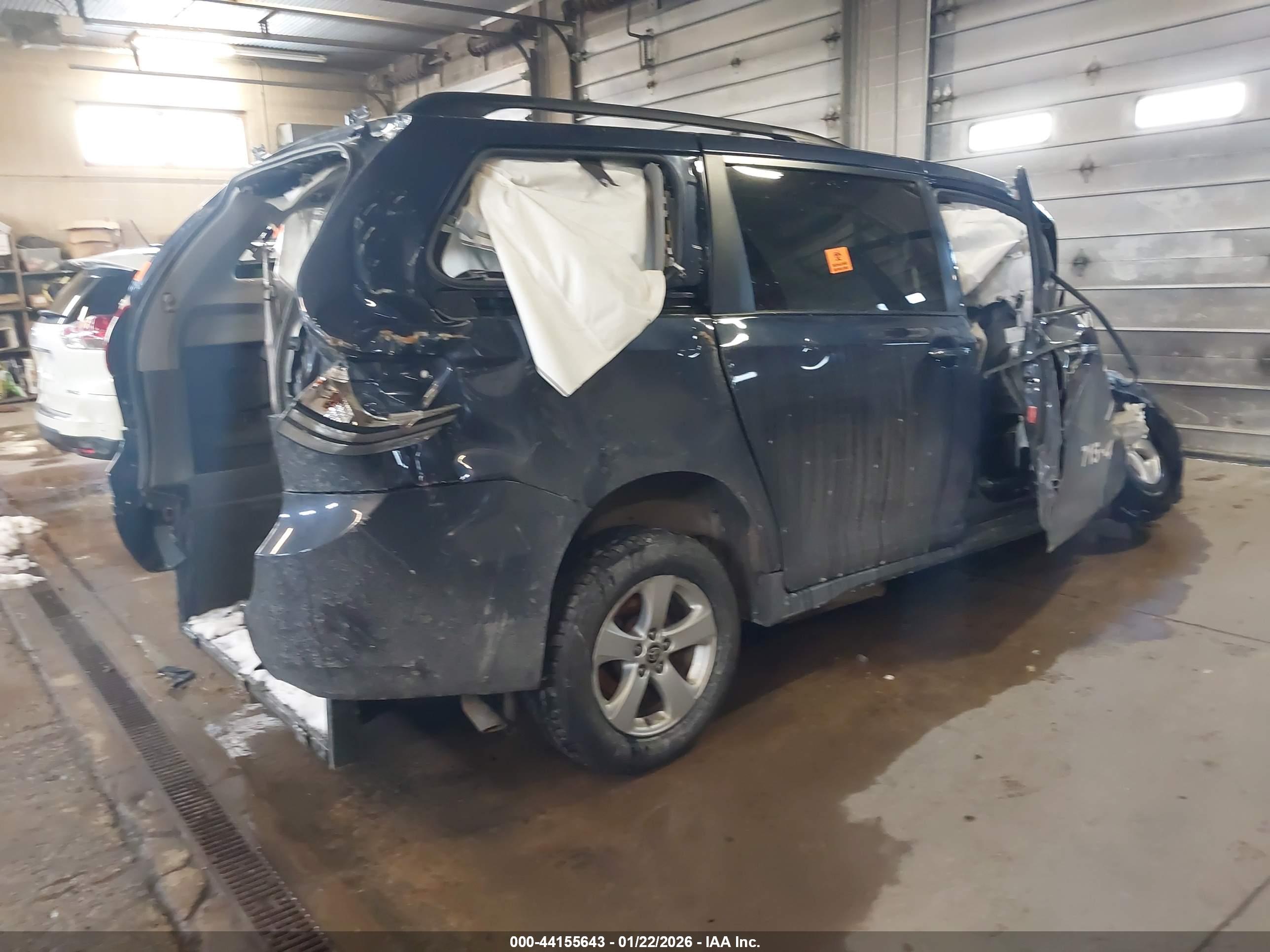TOYOTA SIENNA image 4
