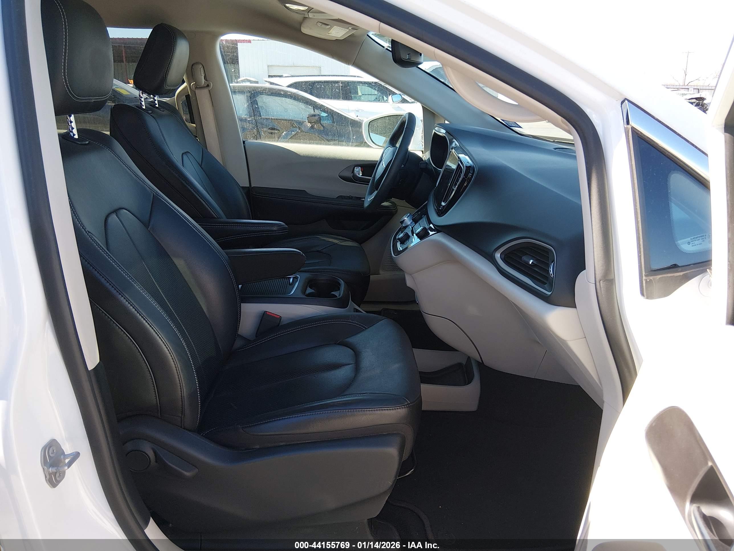 CHRYSLER PACIFICA image 5