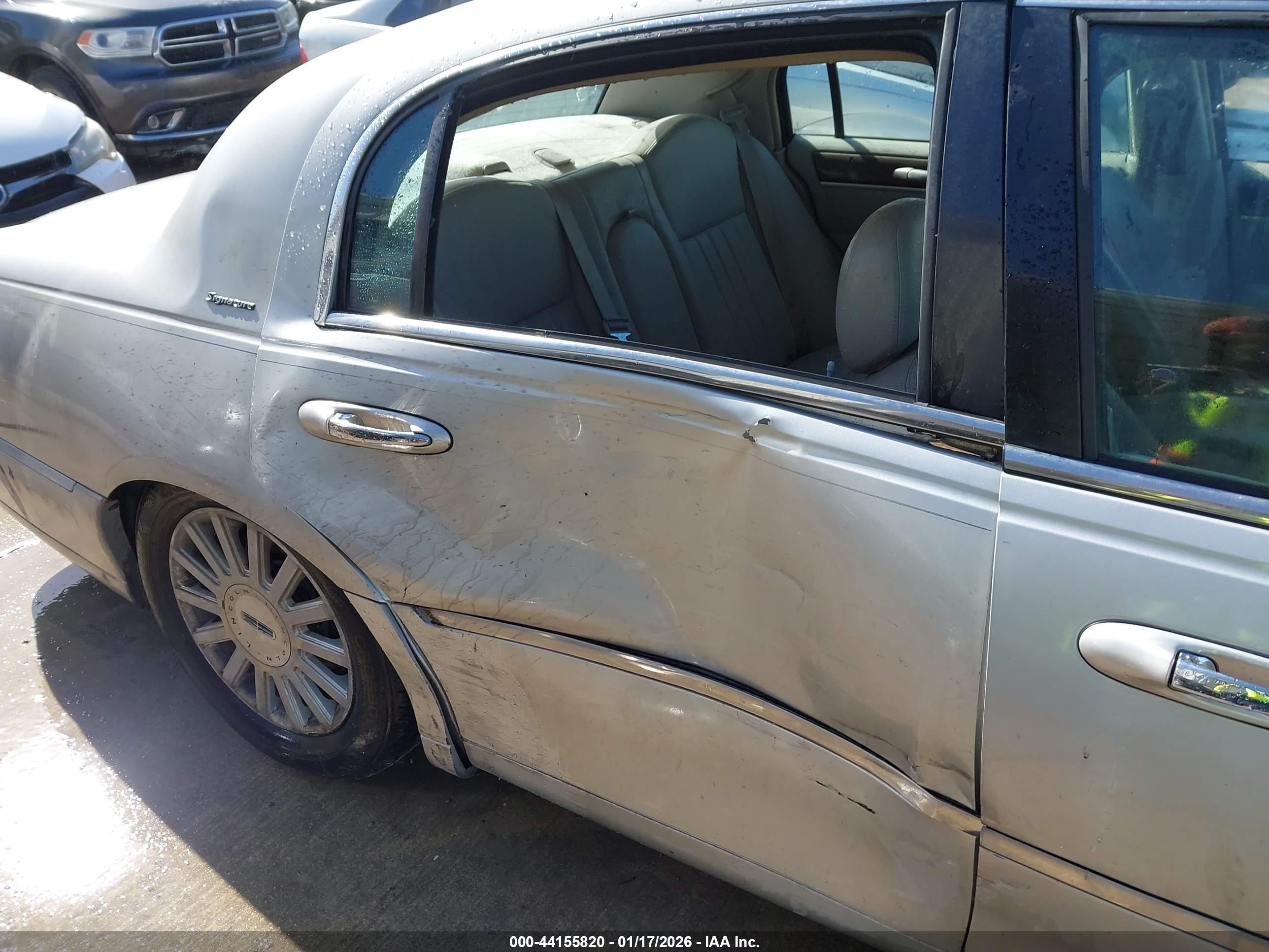 LINCOLN TOWN image 6