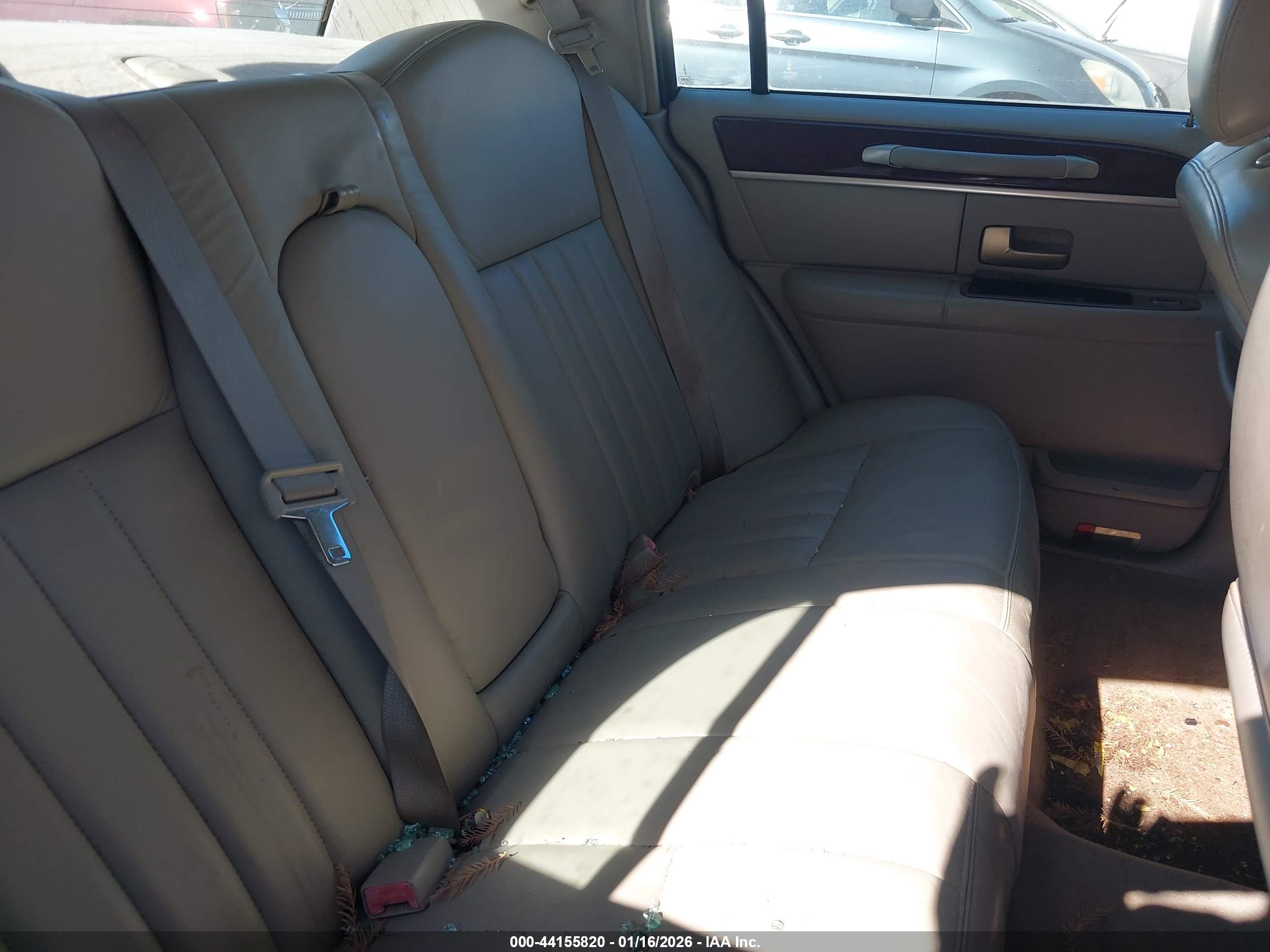 LINCOLN TOWN image 8