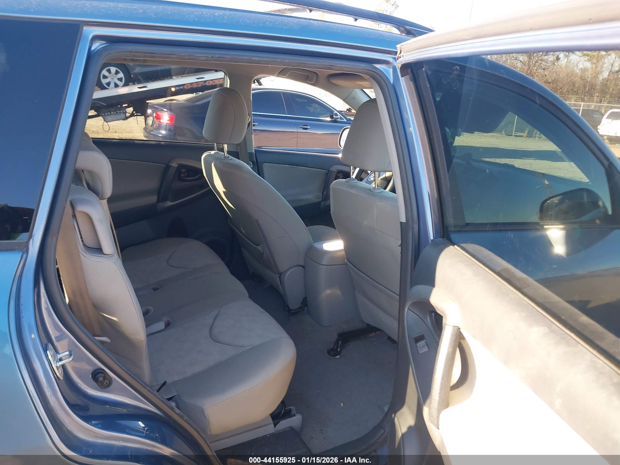 TOYOTA RAV4 image 8