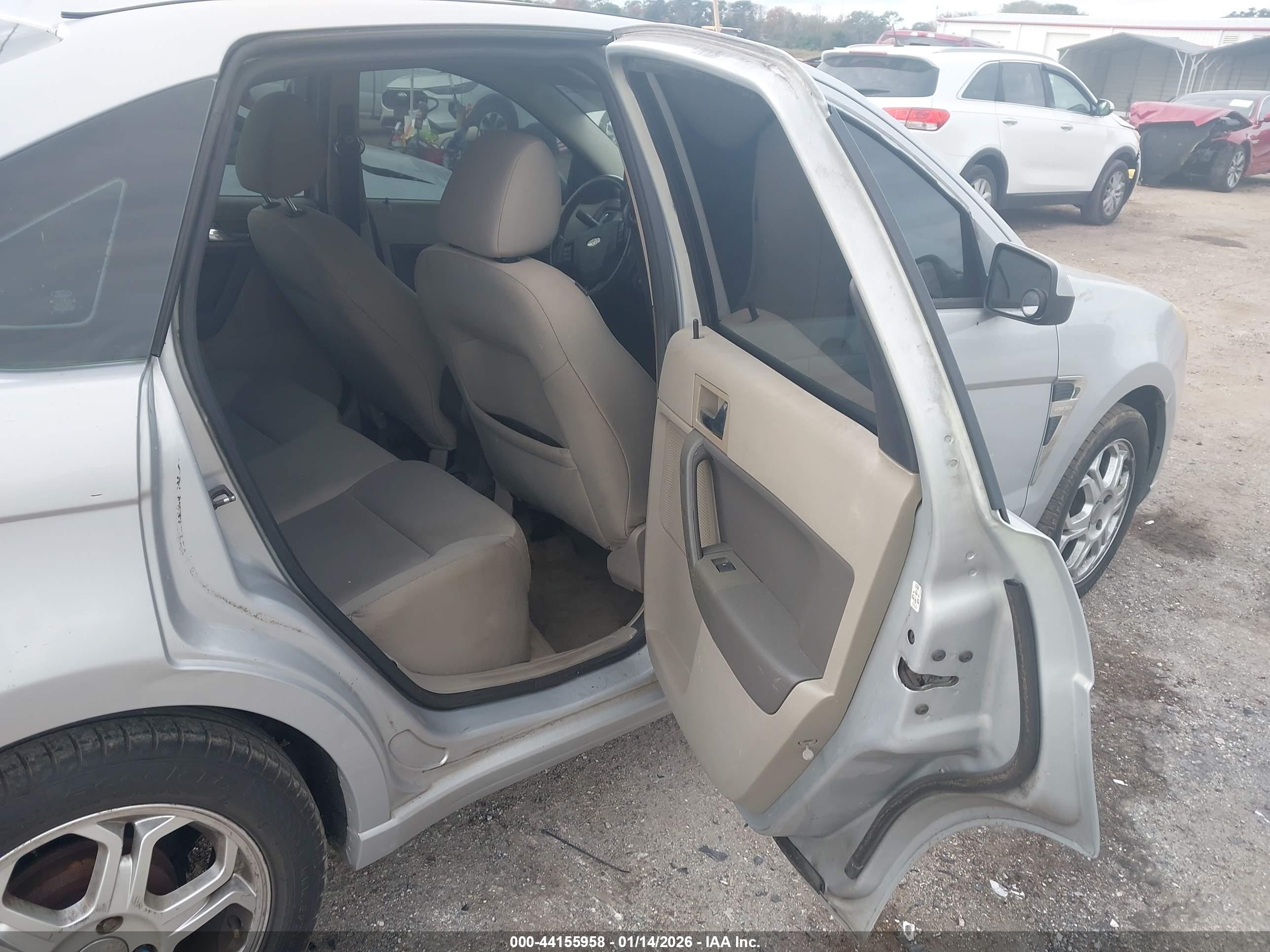 FORD FOCUS image 8