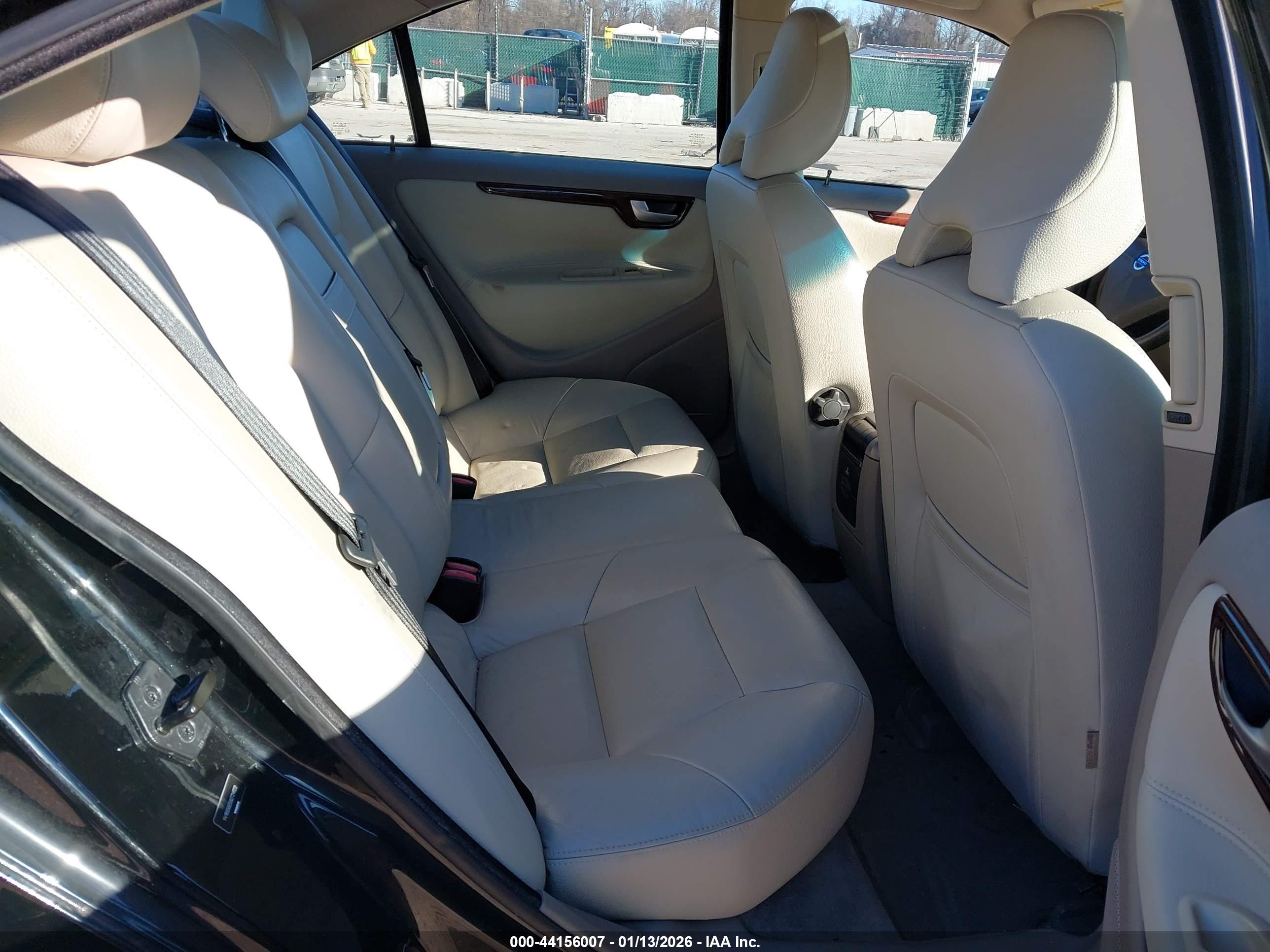 VOLVO S60 image 8