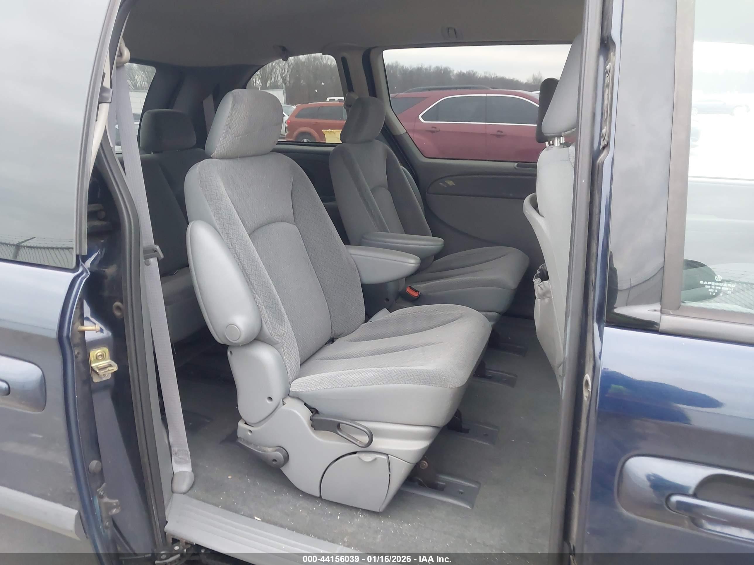 DODGE CARAVAN image 8