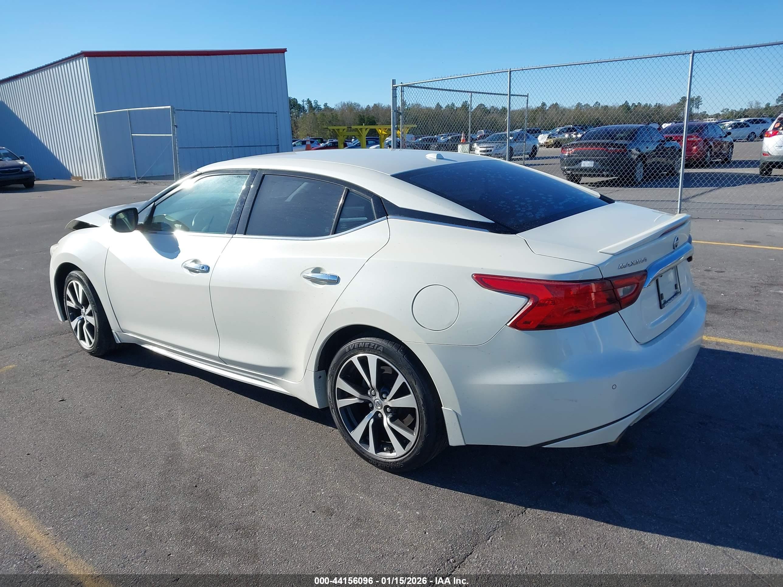 NISSAN MAXIMA image 3
