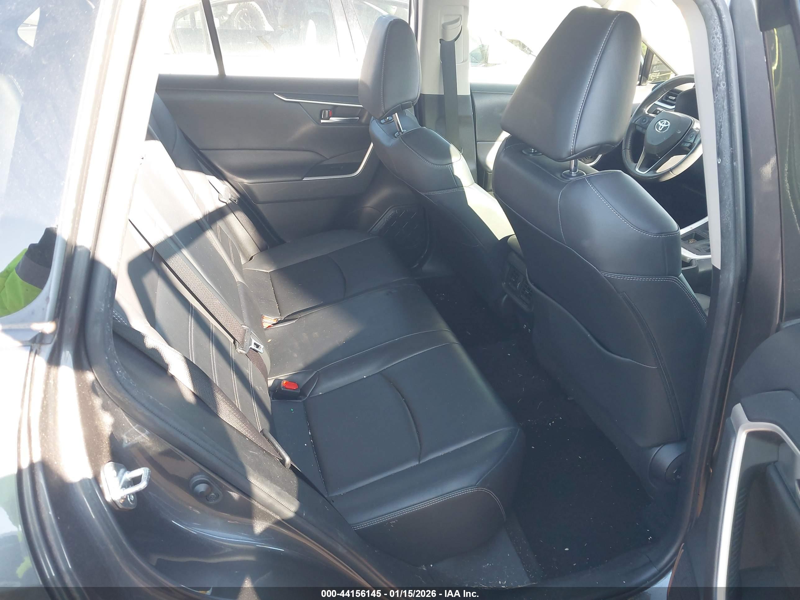 TOYOTA RAV4 image 8