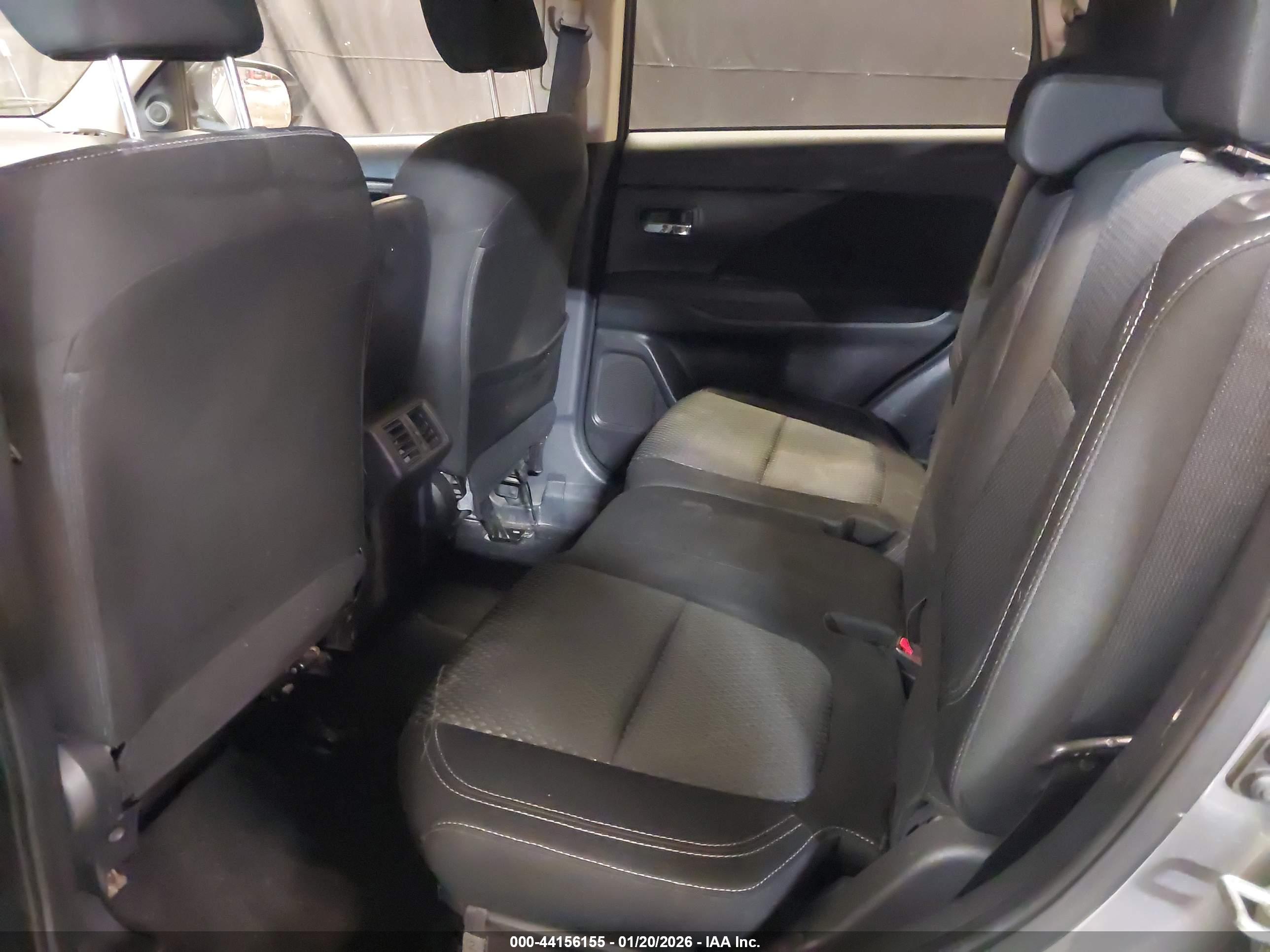 MITSUBISHI OUTLANDER image 8