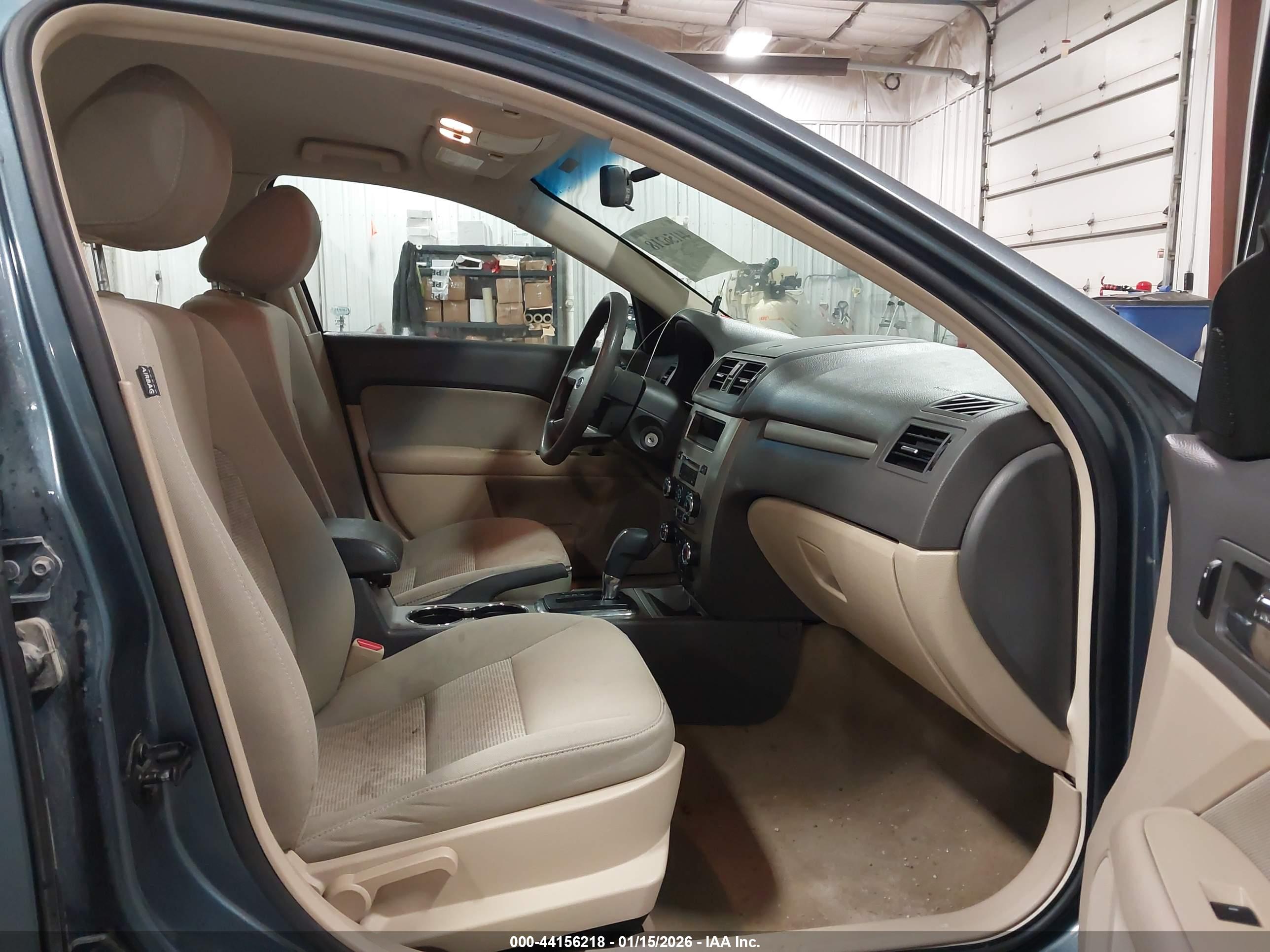 FORD FUSION image 5