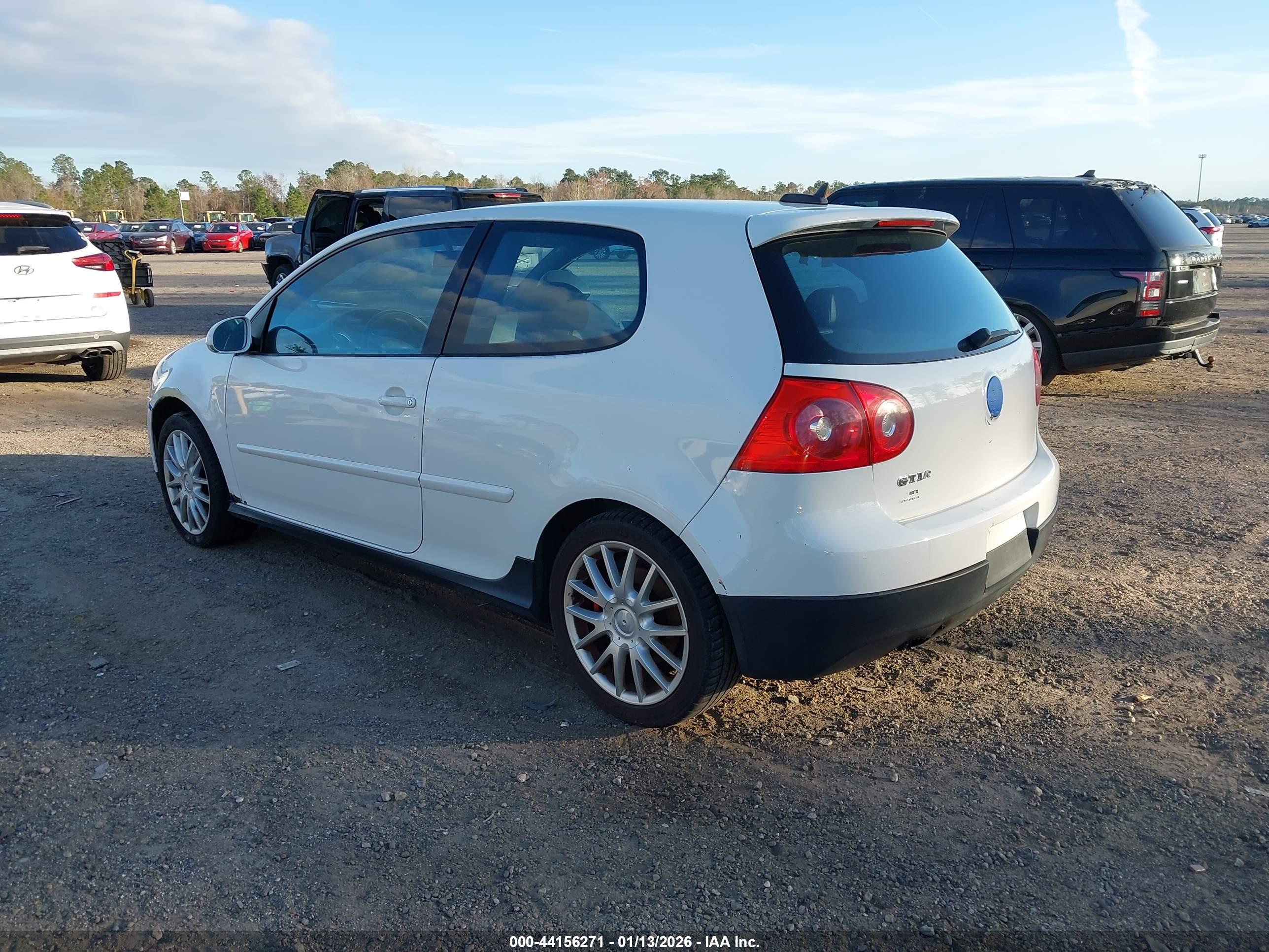 VOLKSWAGEN GTI image 3