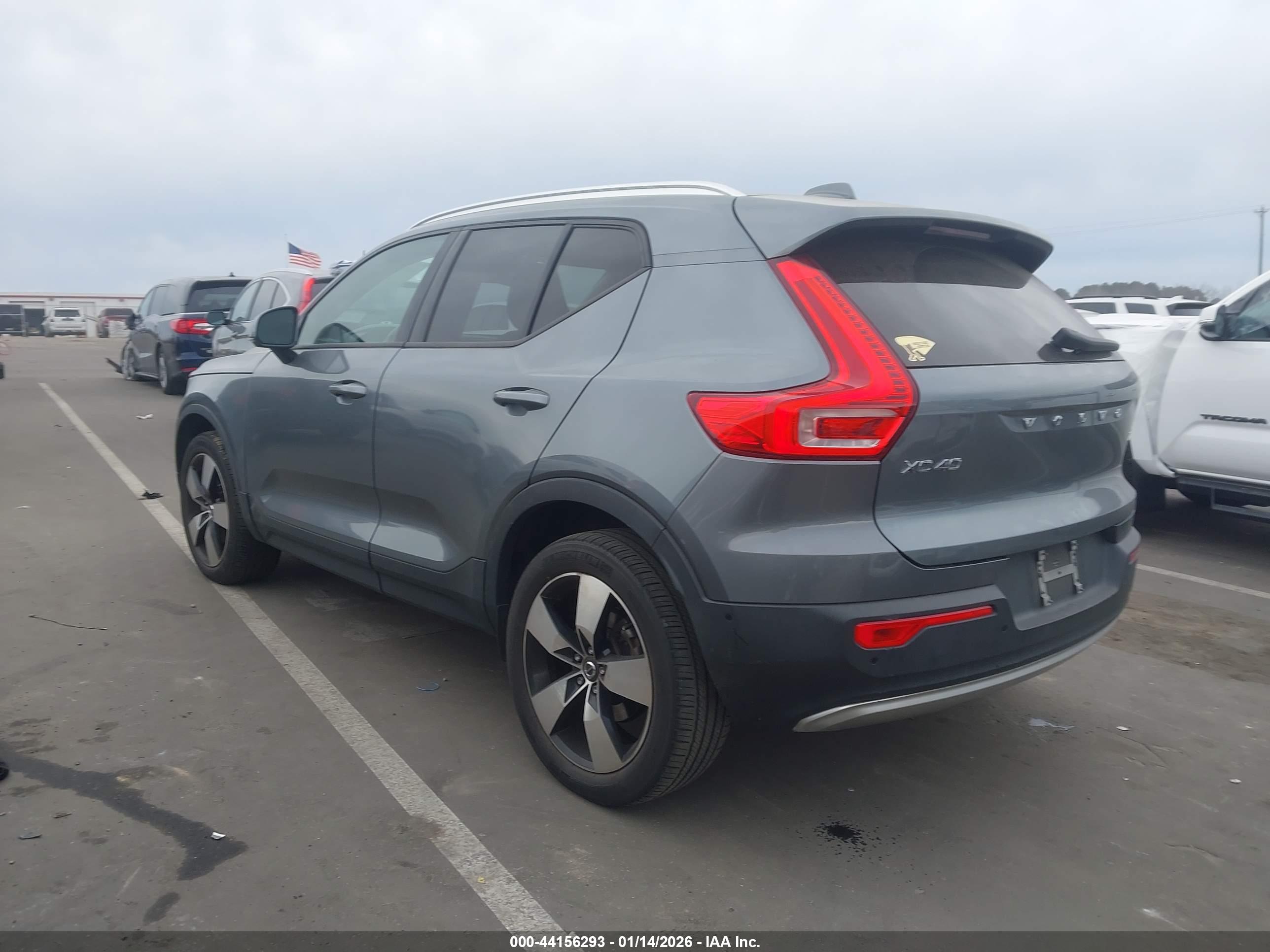 VOLVO XC40 image 3
