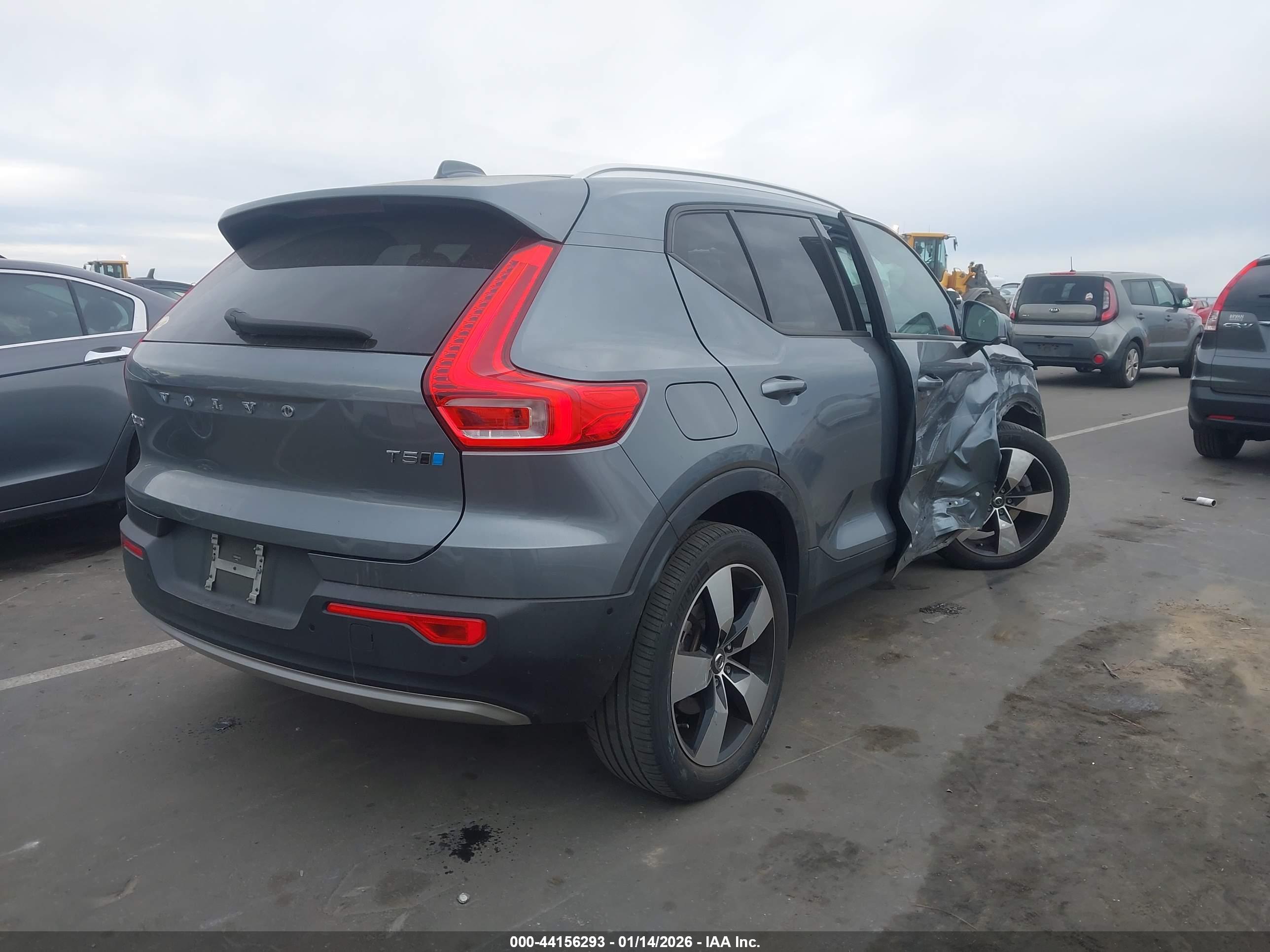 VOLVO XC40 image 4