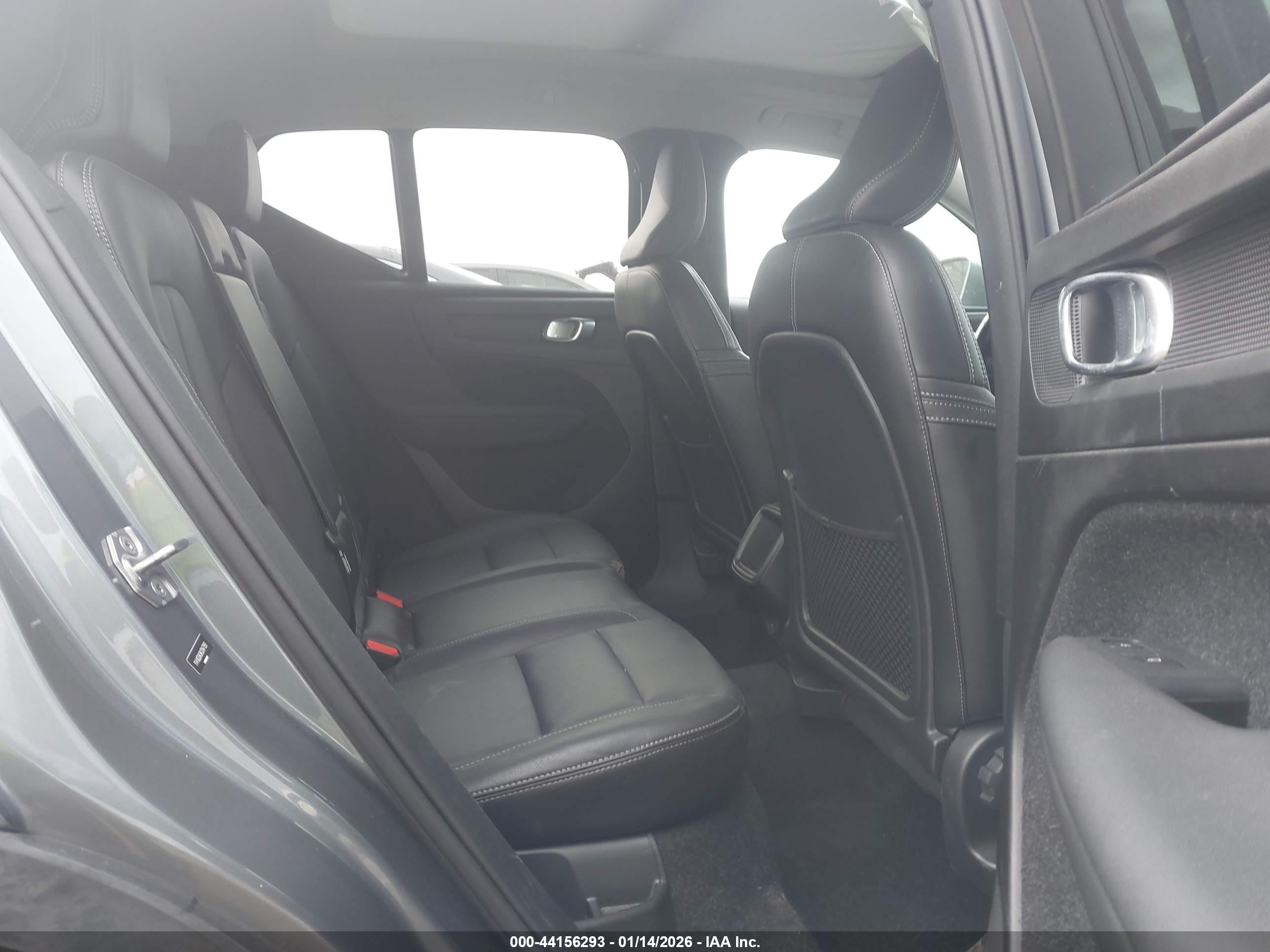 VOLVO XC40 image 8