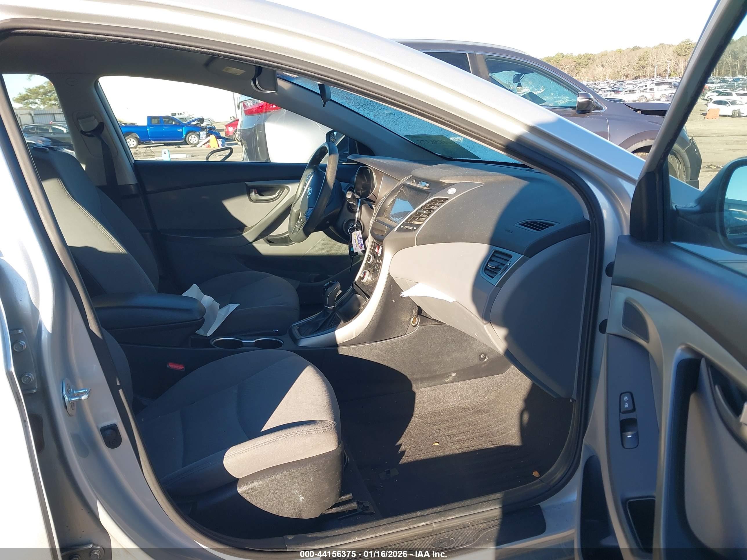 HYUNDAI ELANTRA image 5