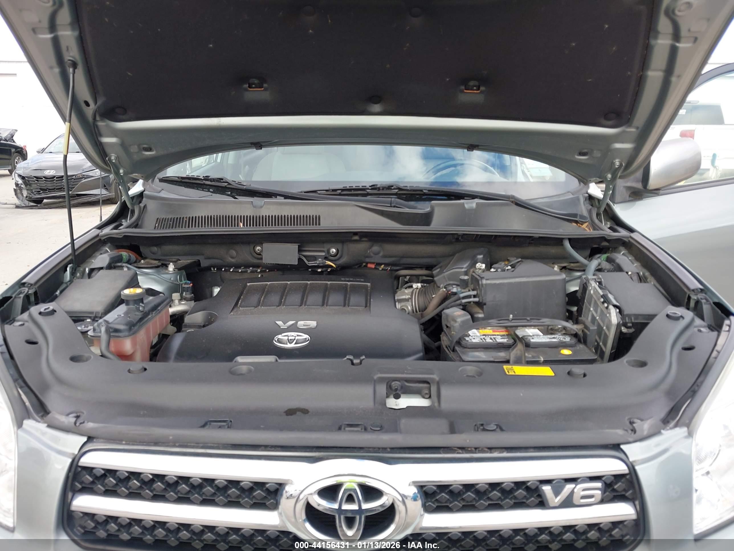 TOYOTA RAV4 image 10
