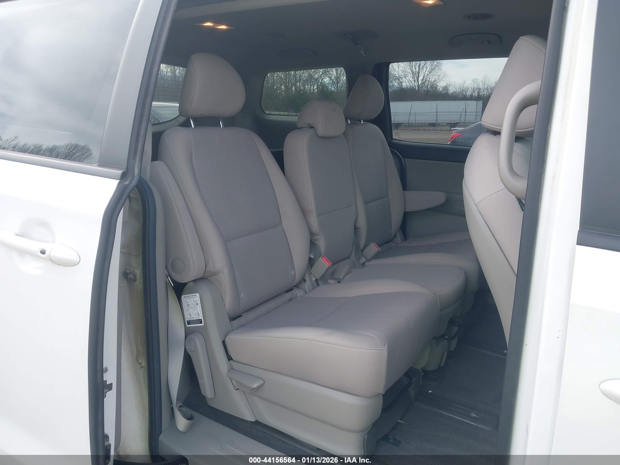 KIA SEDONA image 8