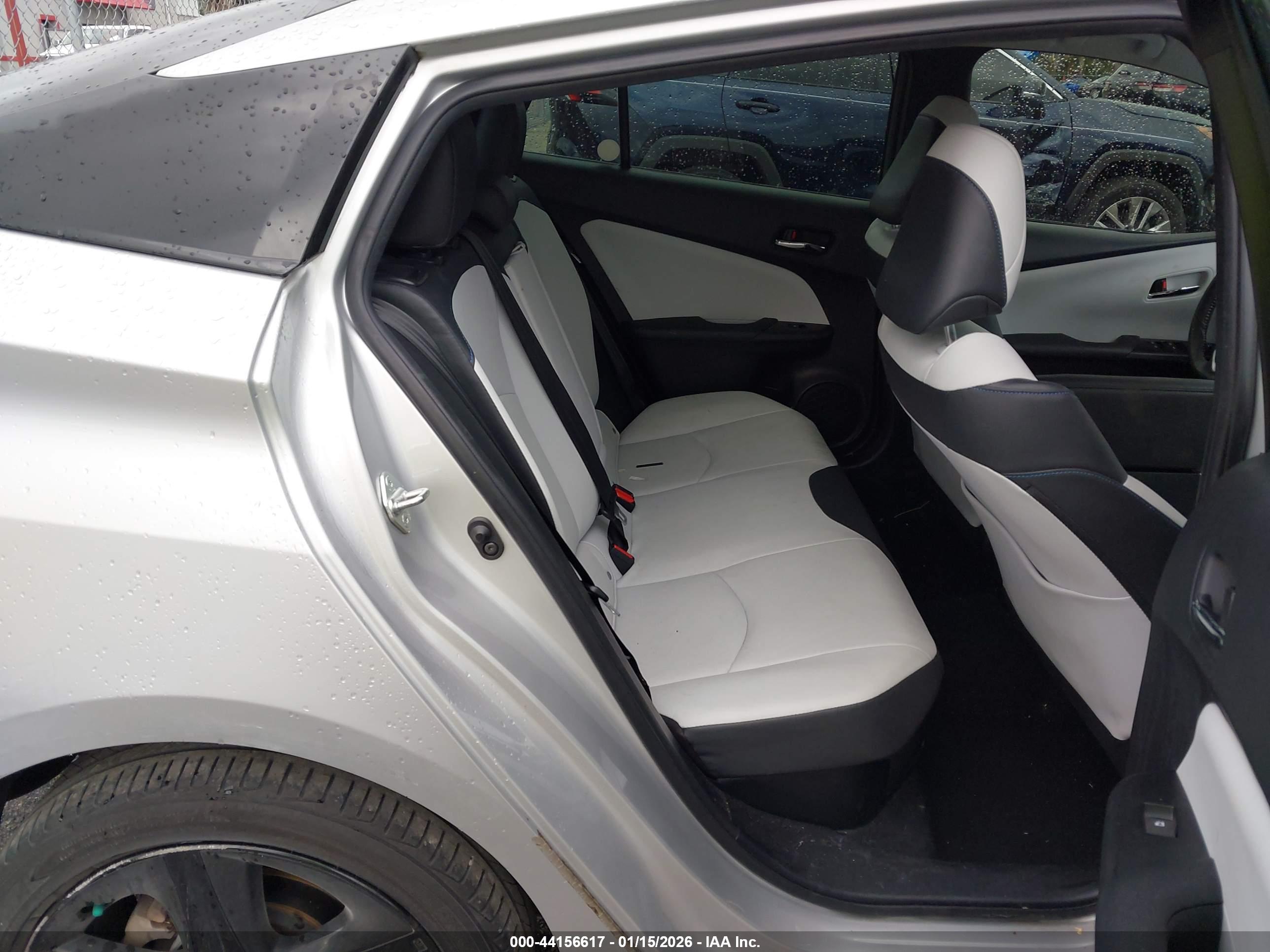 TOYOTA PRIUS image 8