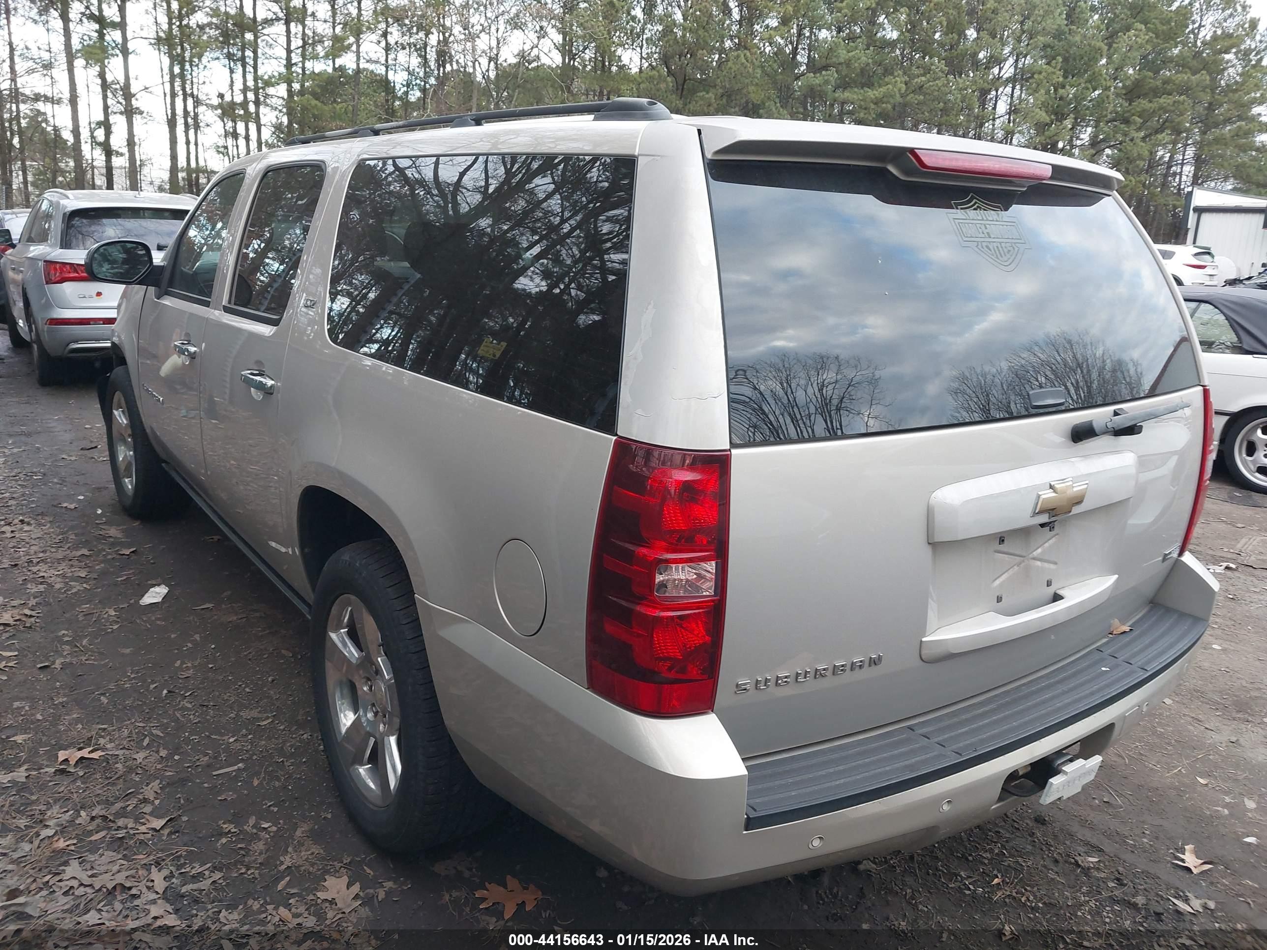 CHEVROLET SUBURBAN image 3