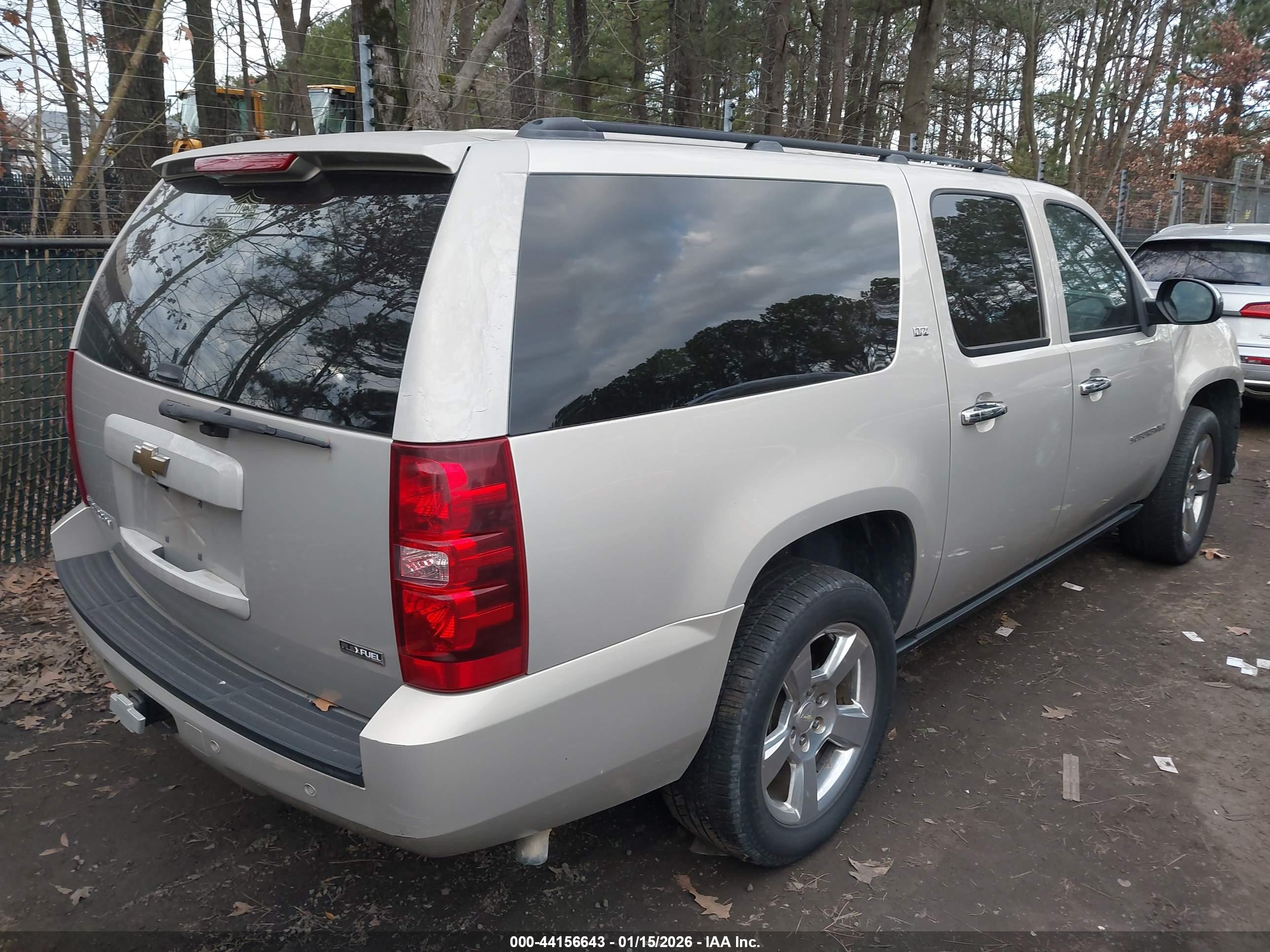 CHEVROLET SUBURBAN image 4