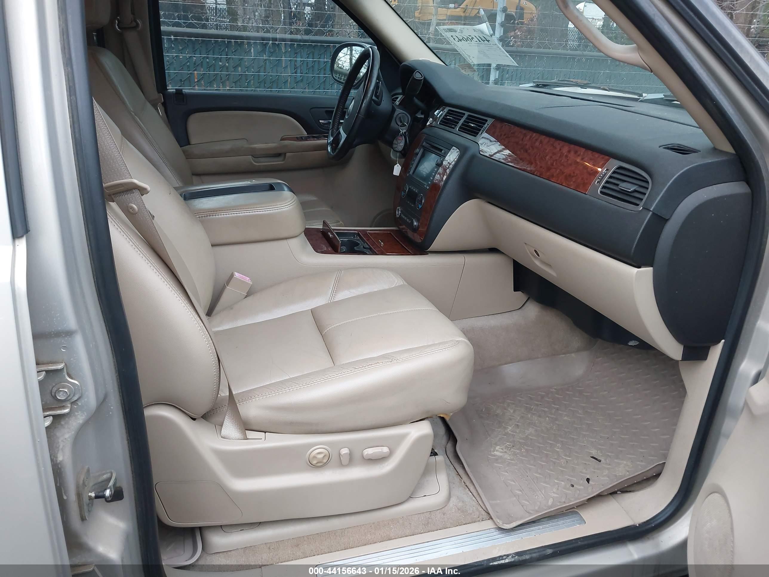 CHEVROLET SUBURBAN image 5