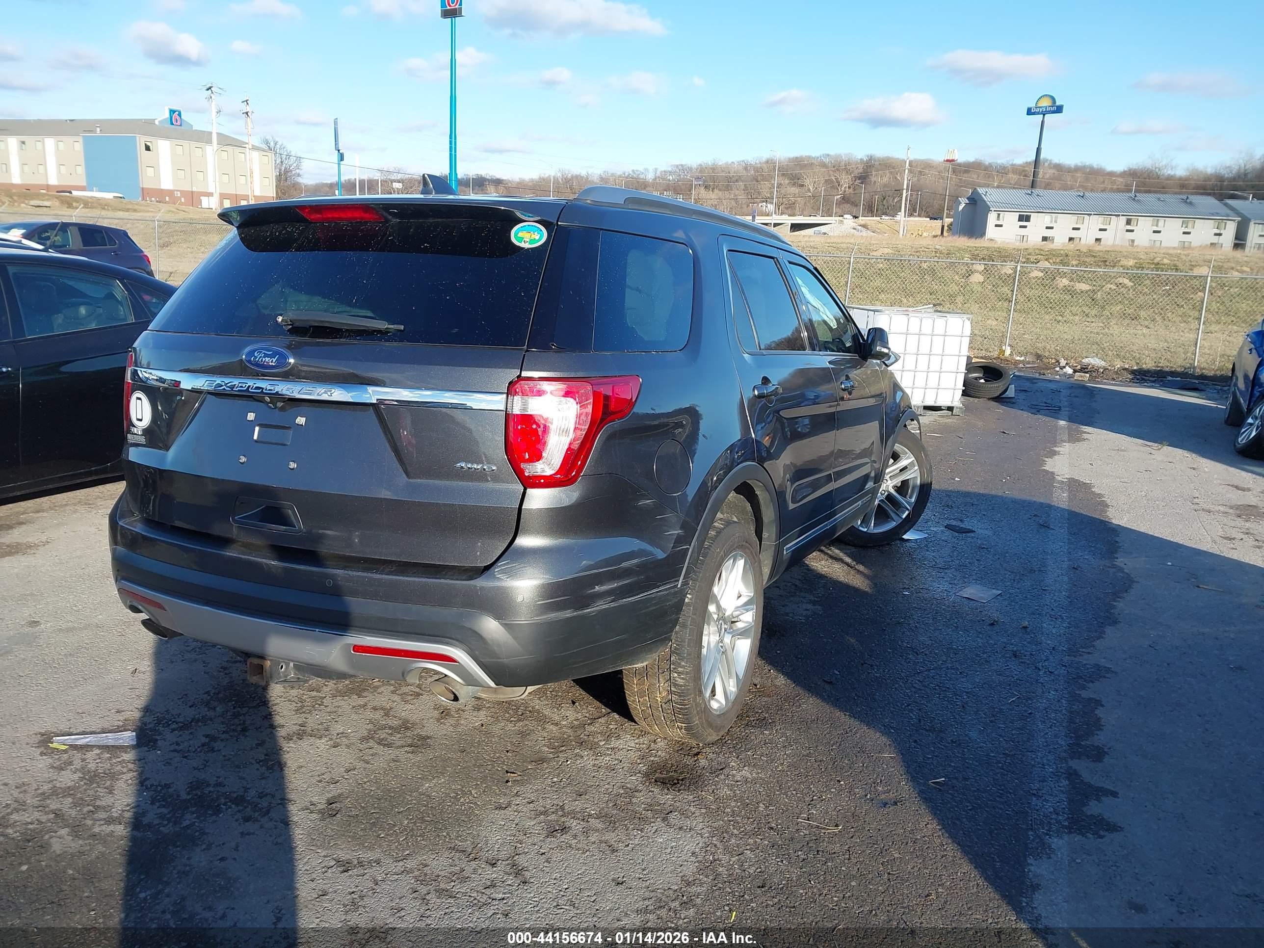 FORD EXPLORER image 4