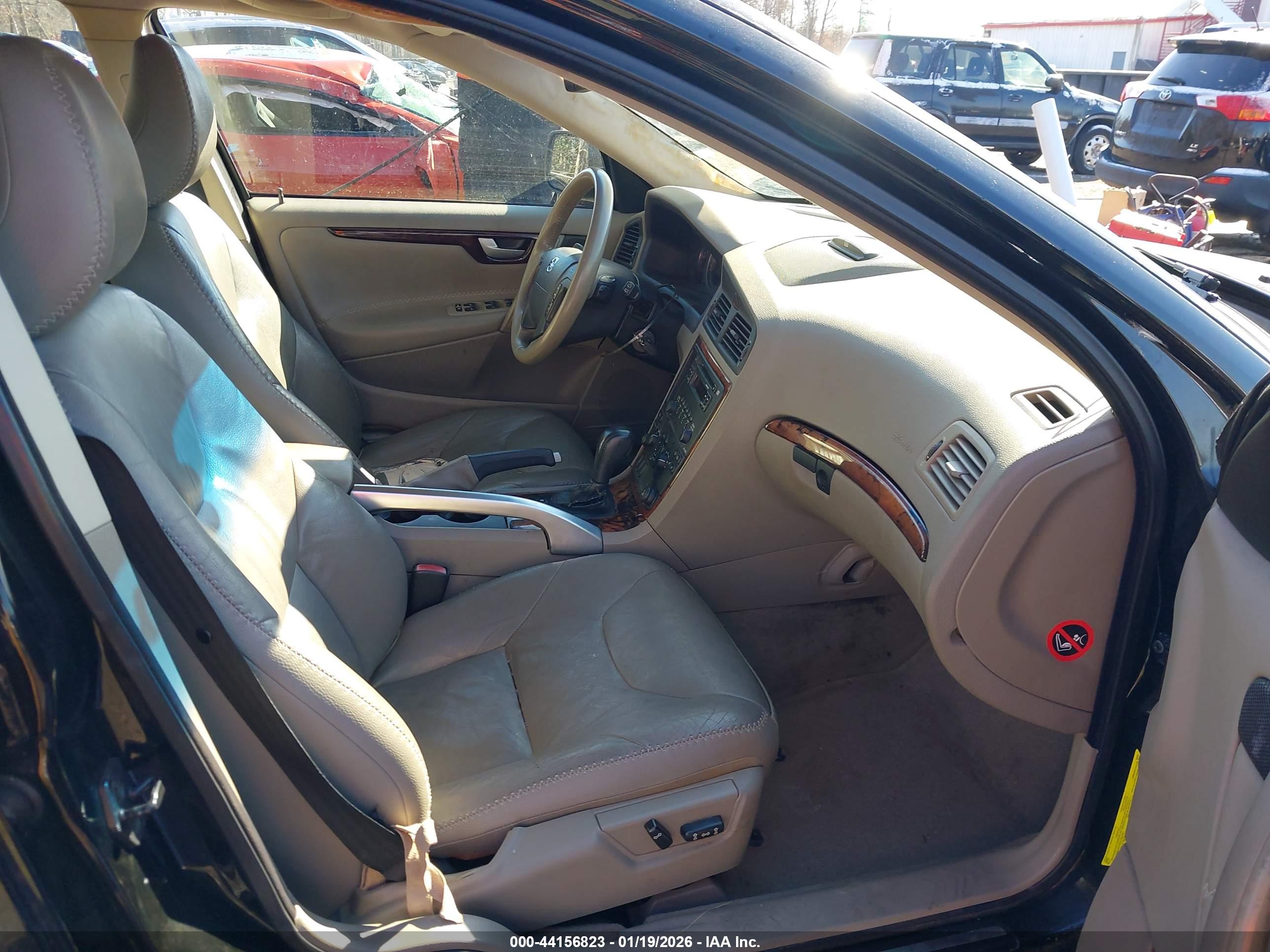 VOLVO XC70 image 5