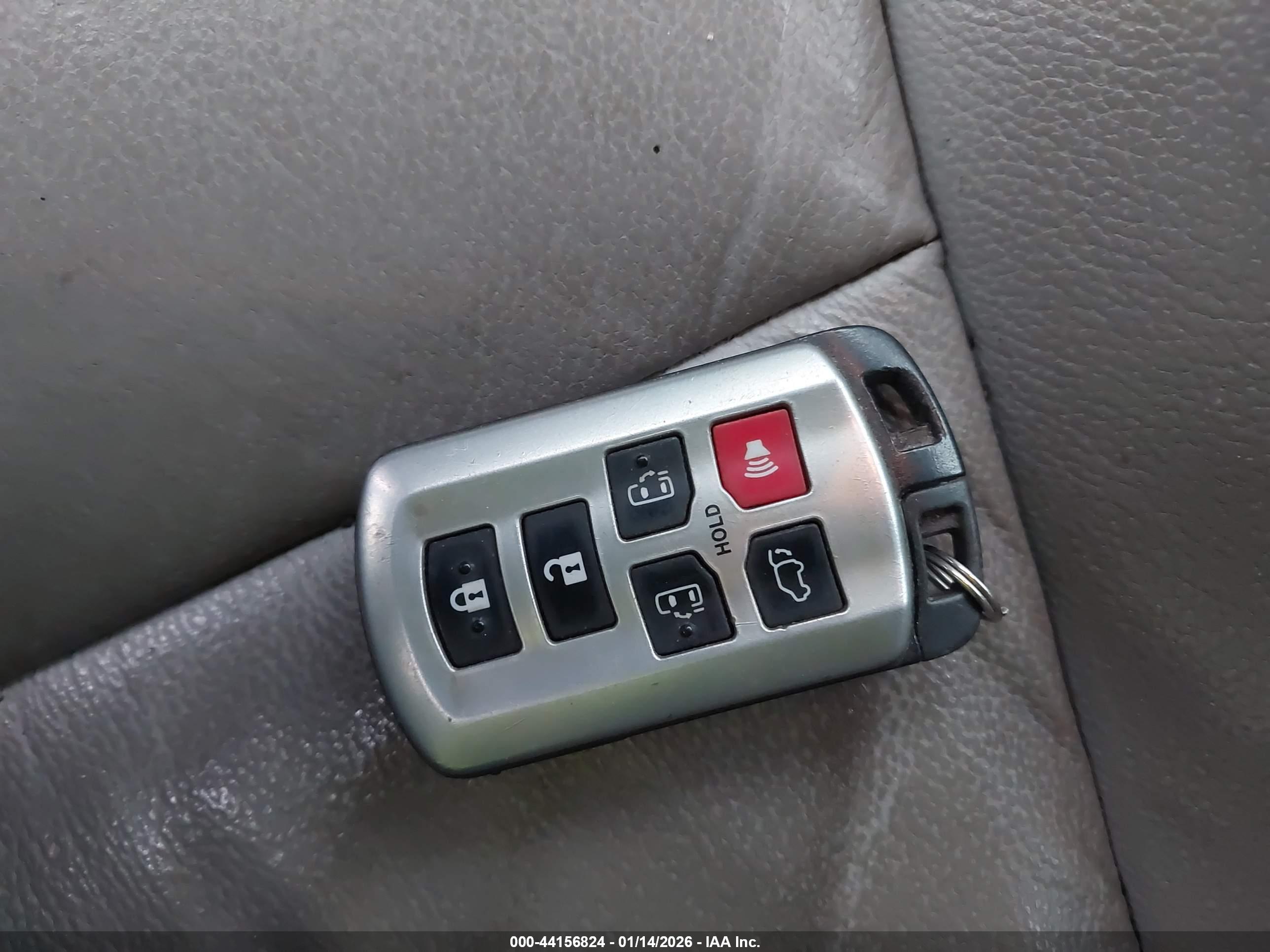 TOYOTA SIENNA image 11