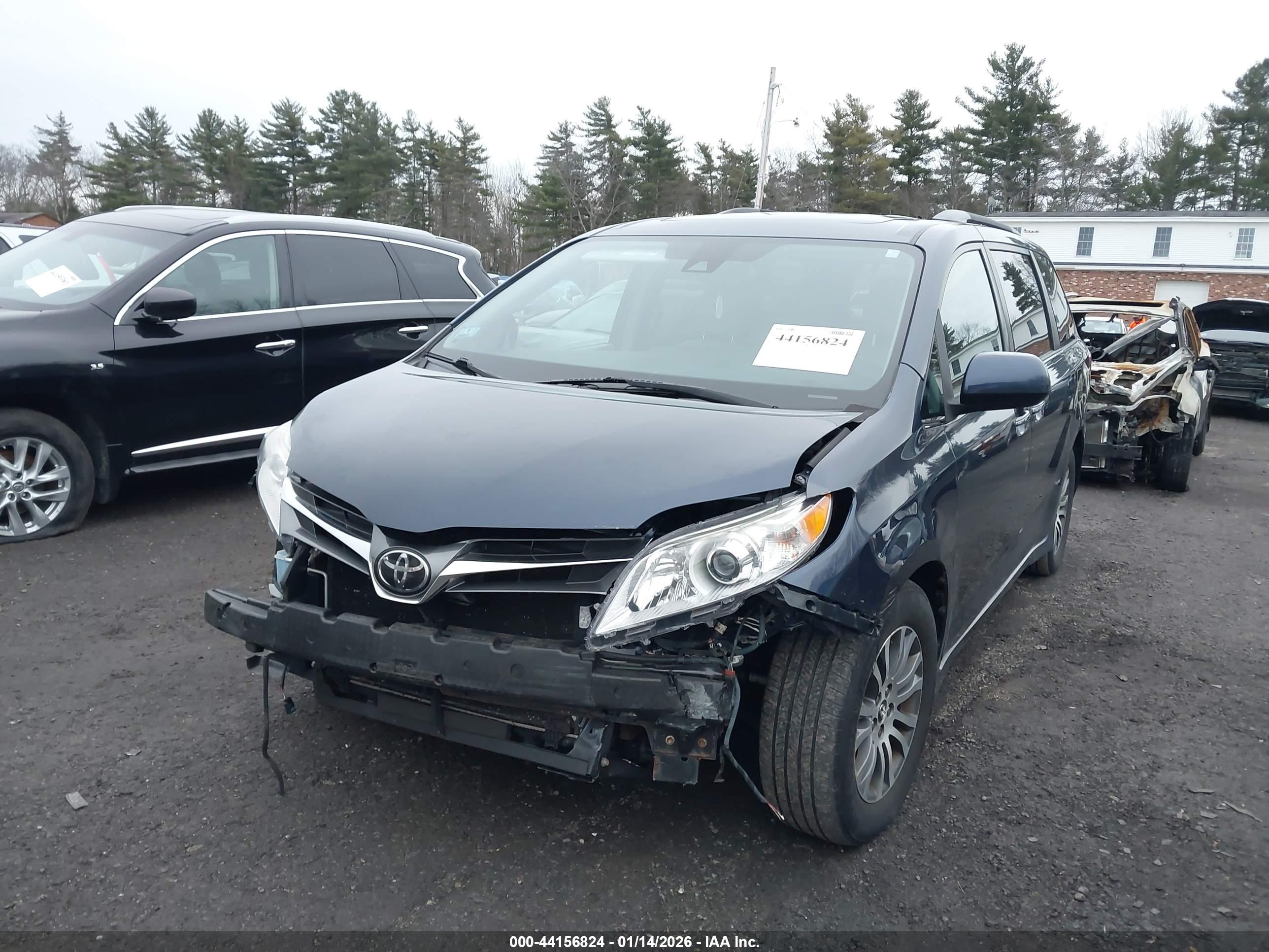 TOYOTA SIENNA image 2