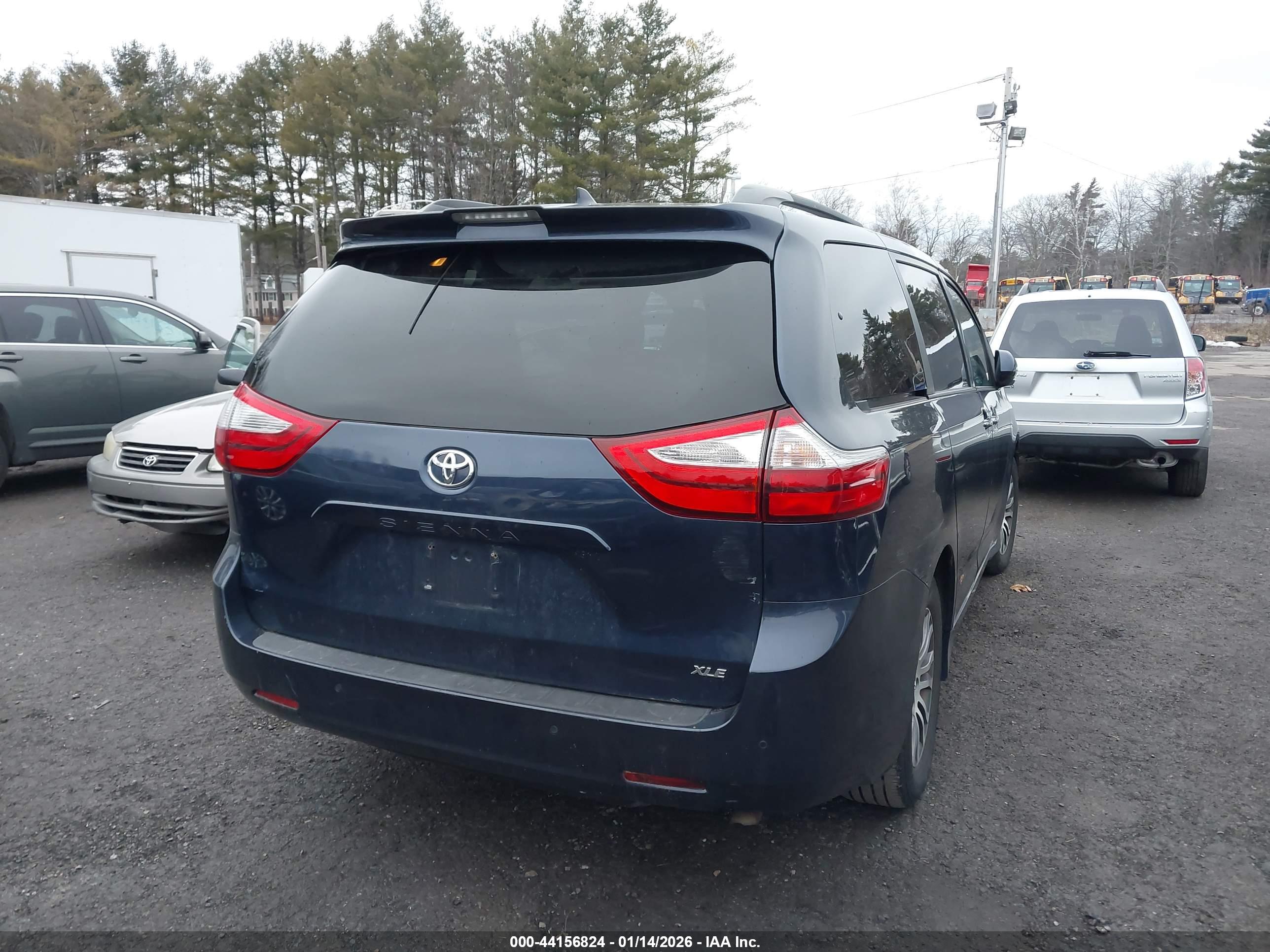 TOYOTA SIENNA image 4