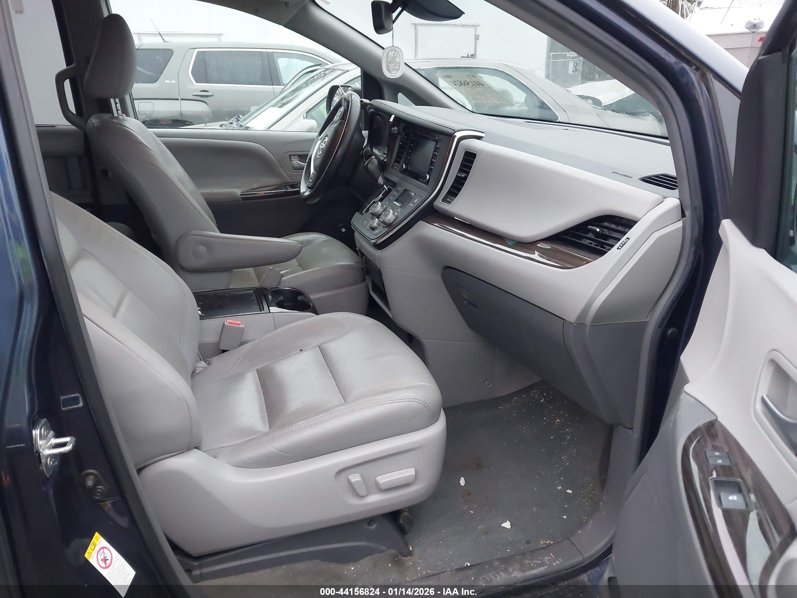 TOYOTA SIENNA image 5