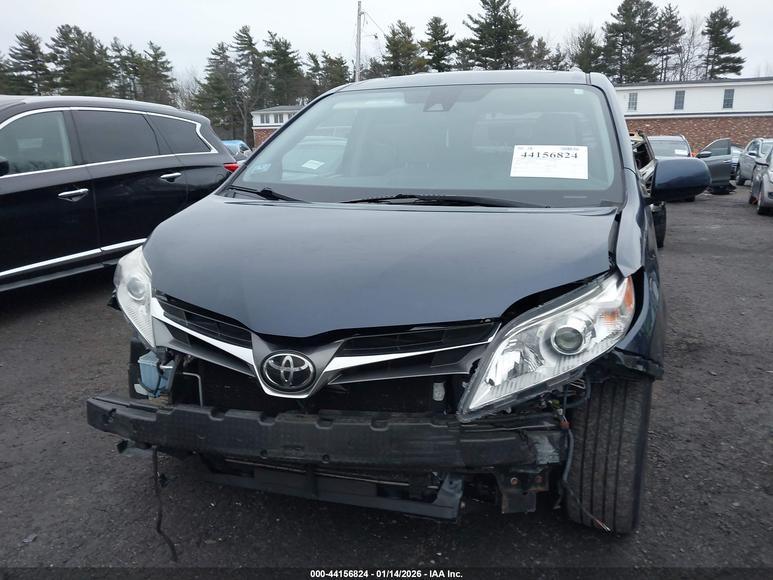 TOYOTA SIENNA image 6