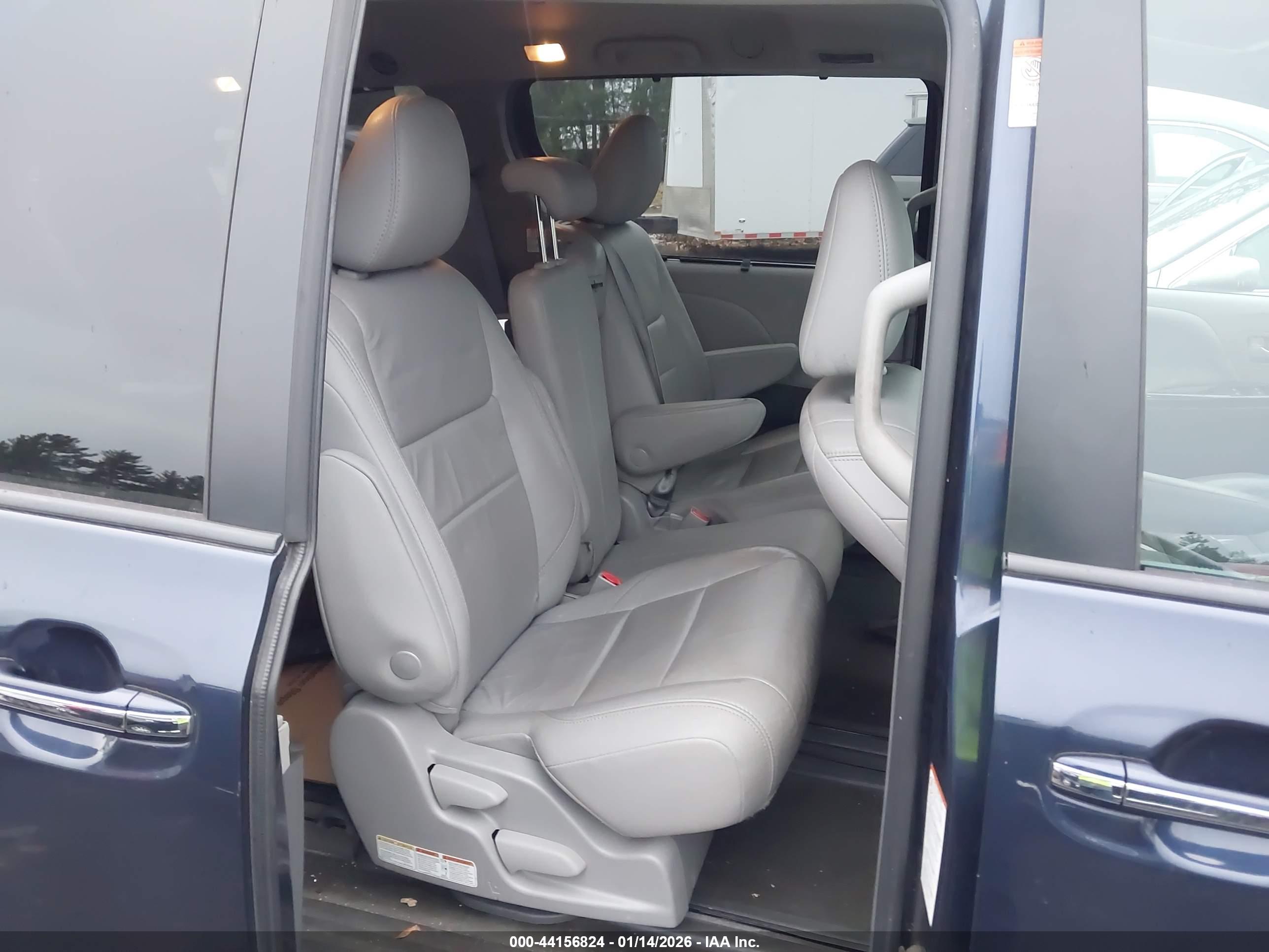 TOYOTA SIENNA image 8