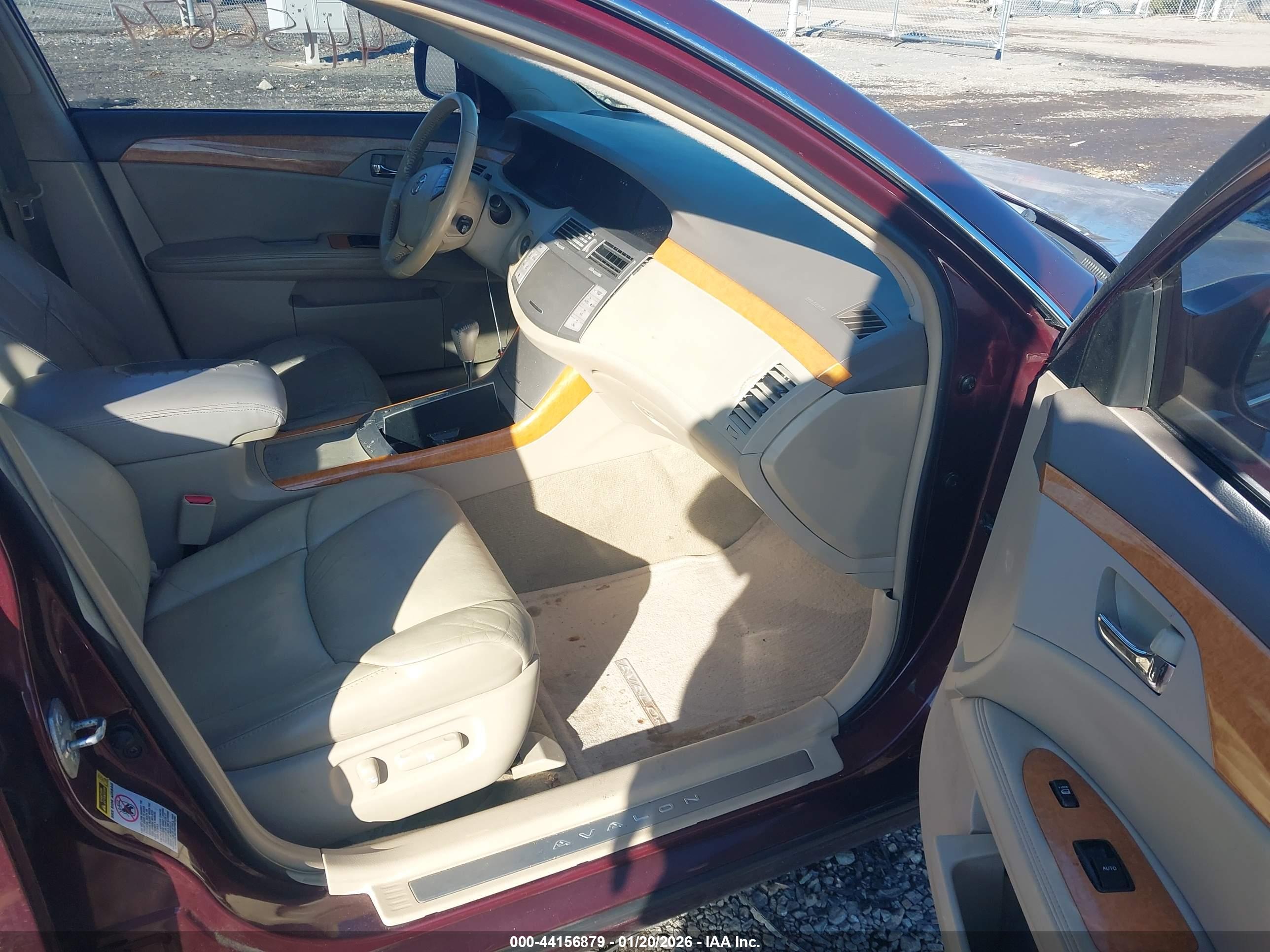 TOYOTA AVALON image 5