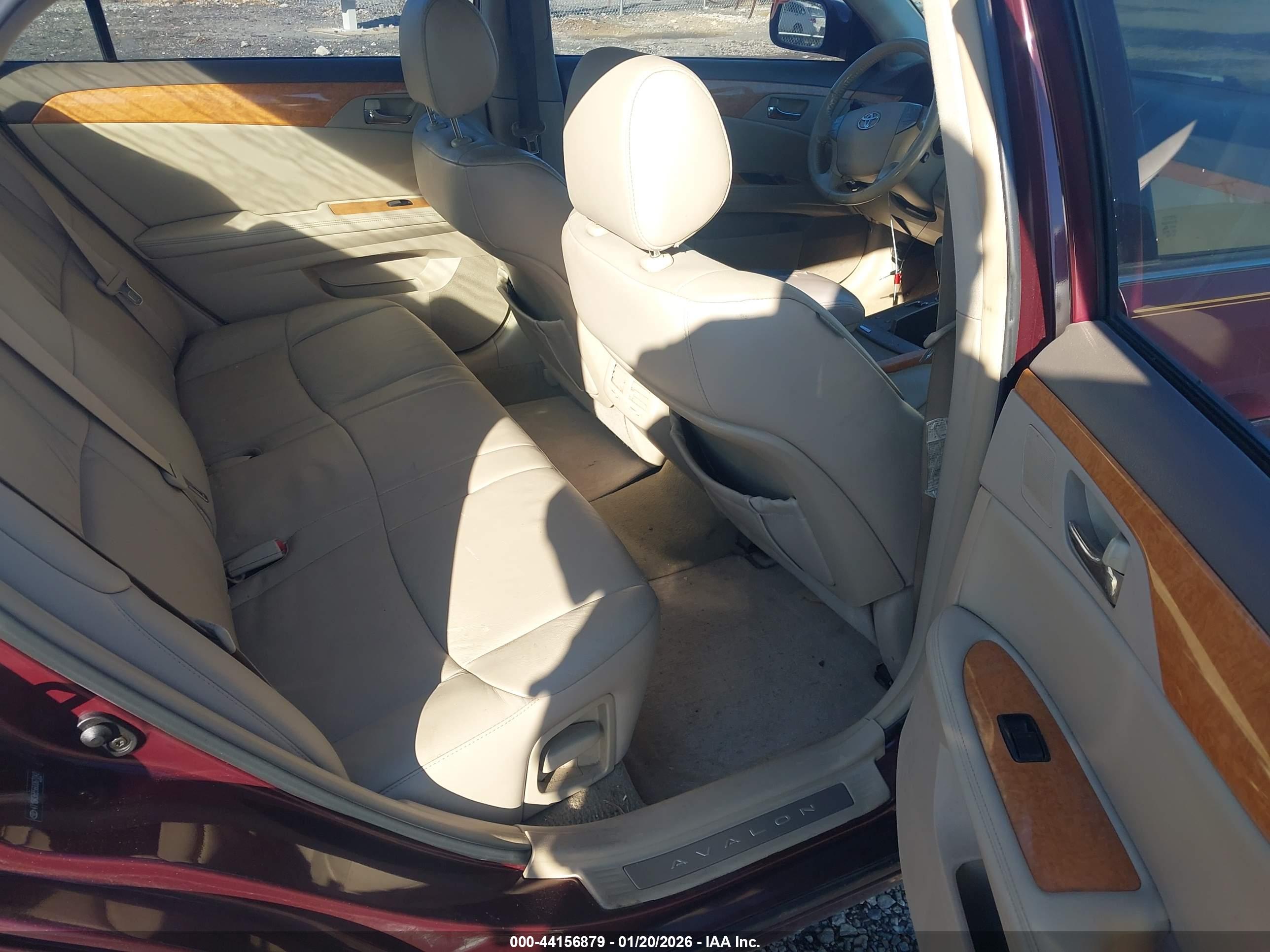 TOYOTA AVALON image 8