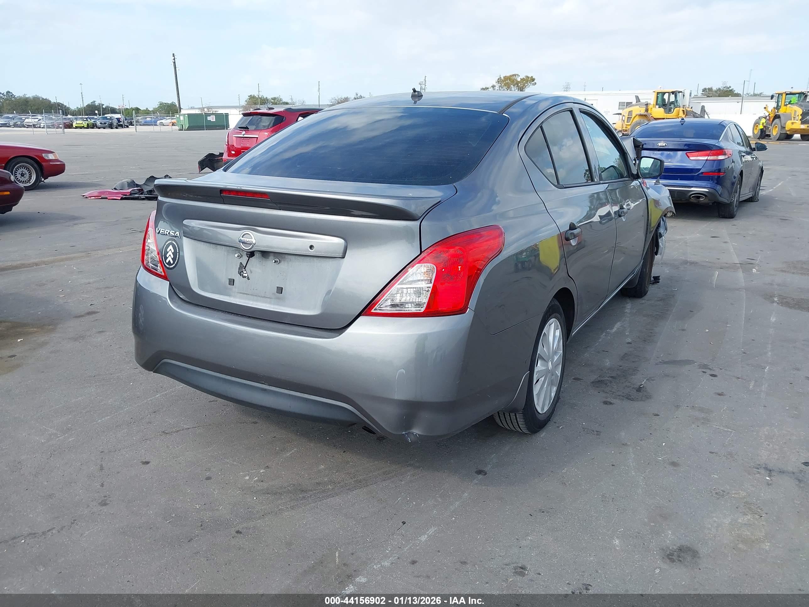 NISSAN VERSA image 4