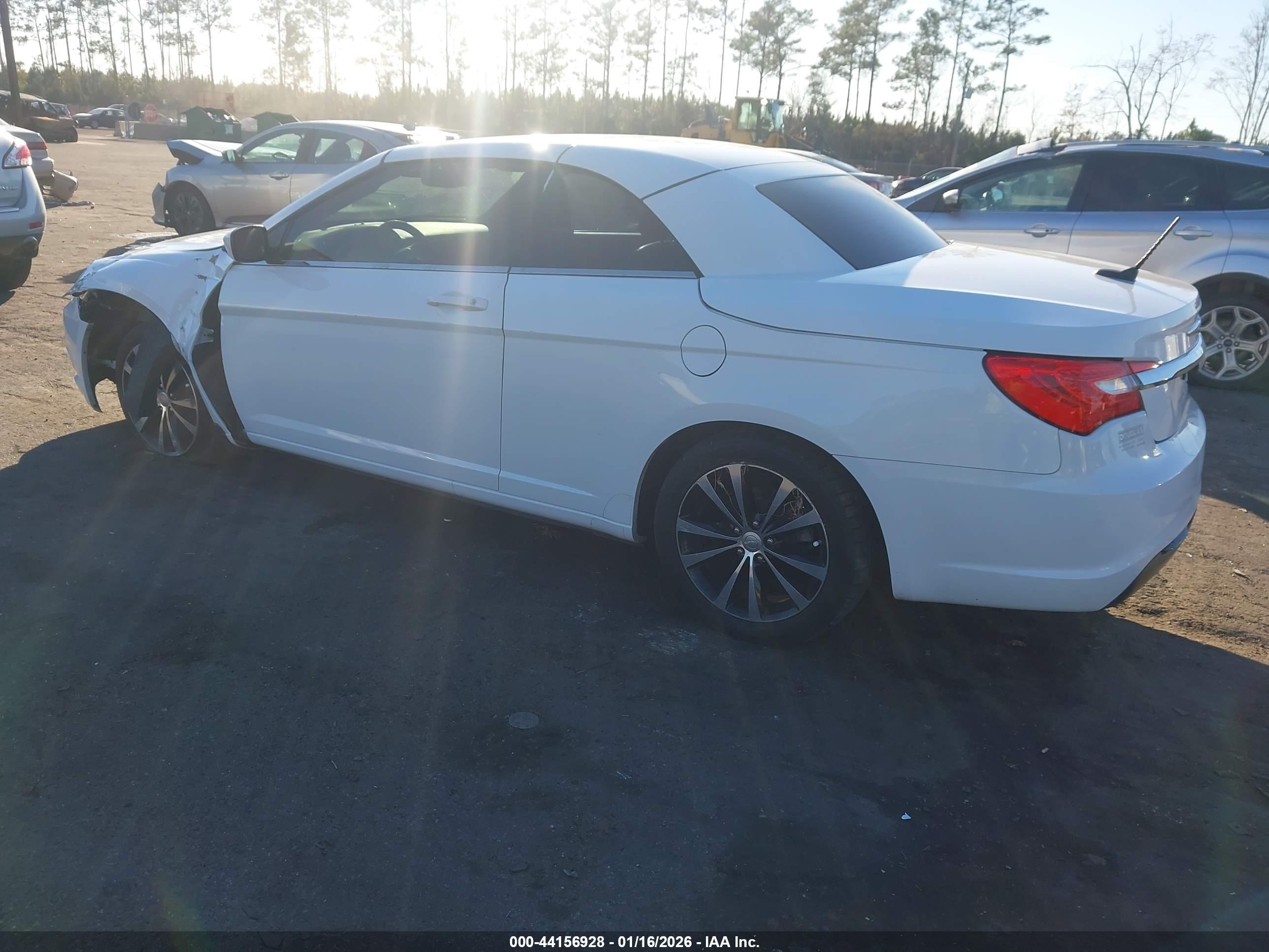 CHRYSLER 200 image 3