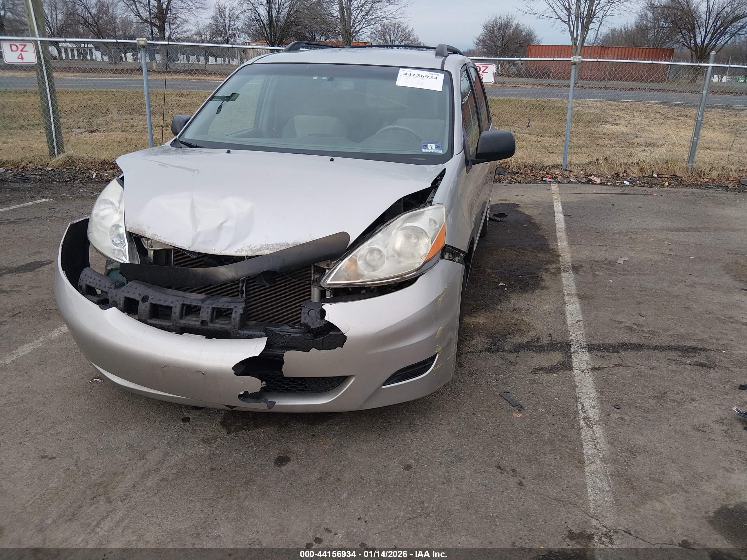 TOYOTA SIENNA image 2