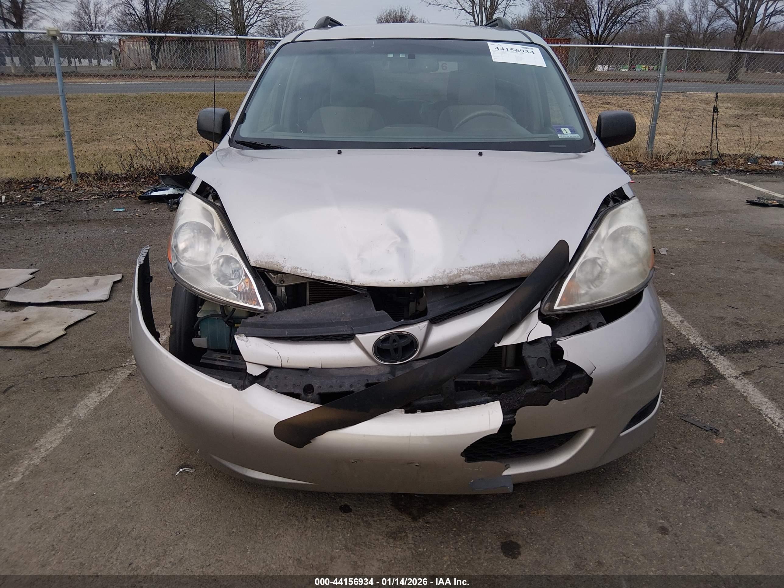 TOYOTA SIENNA image 6