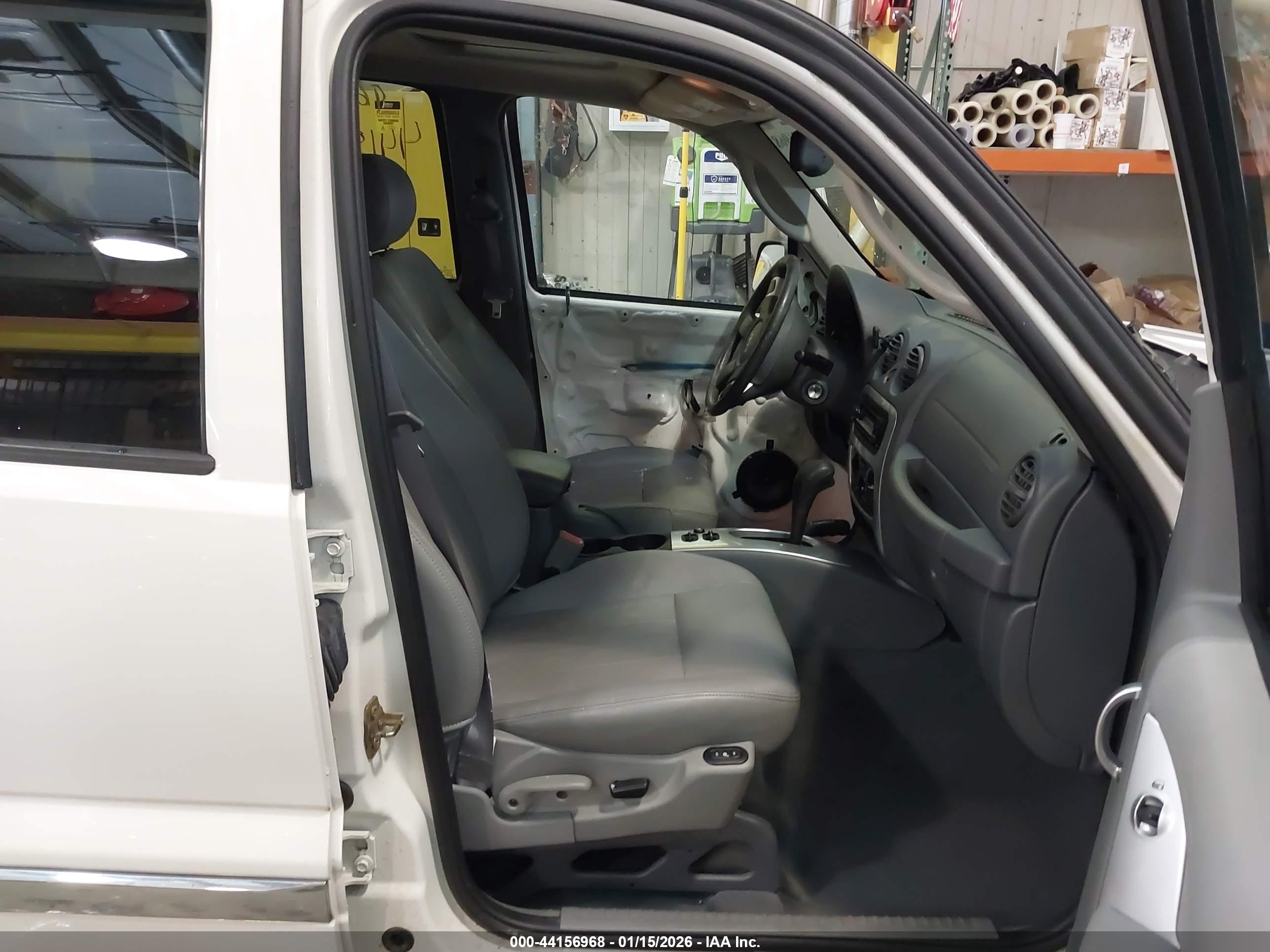 JEEP LIBERTY image 5