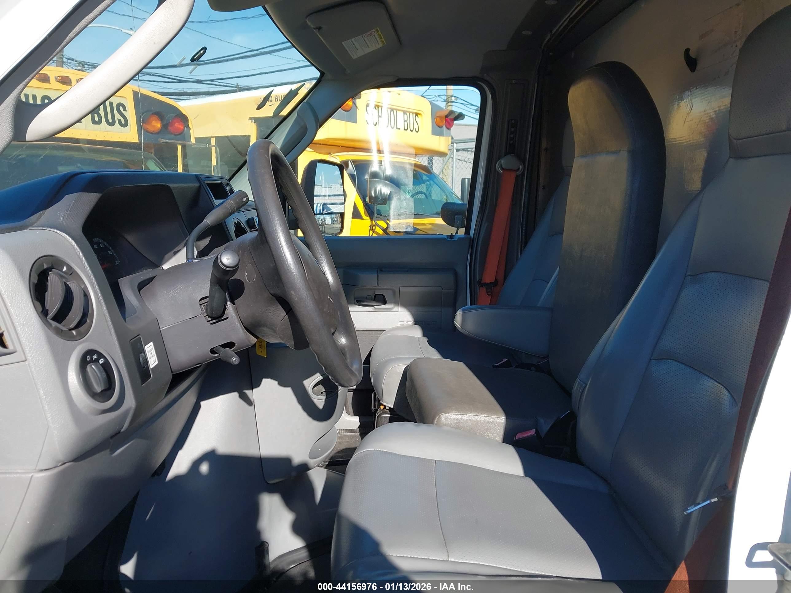 FORD E-350 image 8