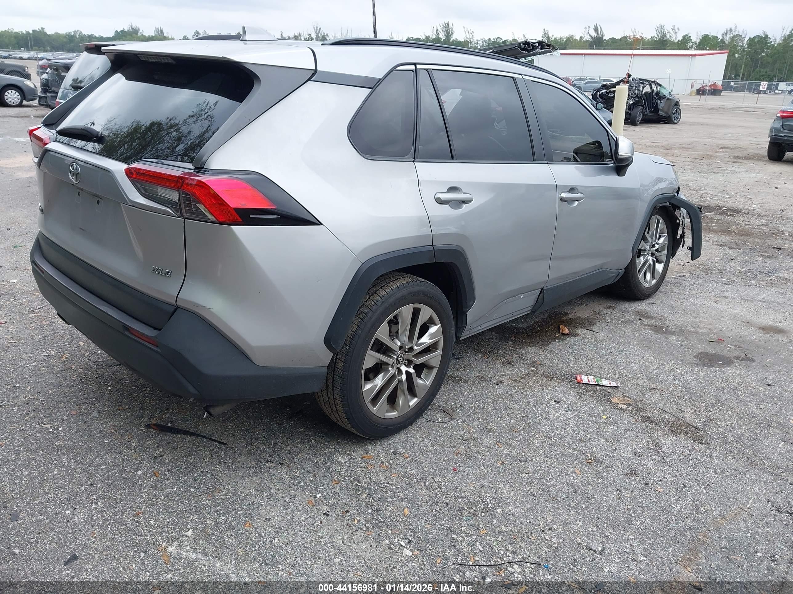 TOYOTA RAV4 image 4
