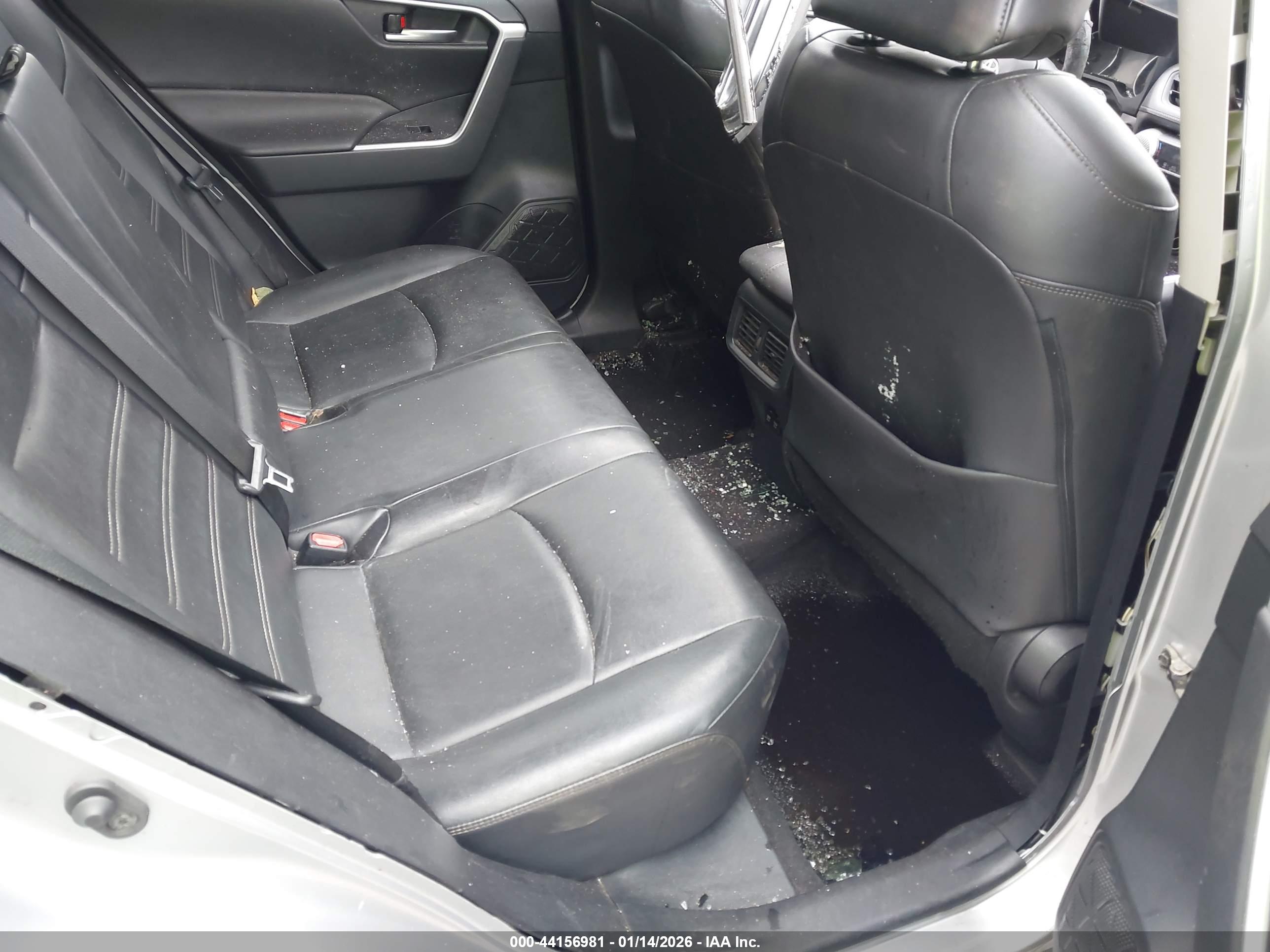 TOYOTA RAV4 image 8
