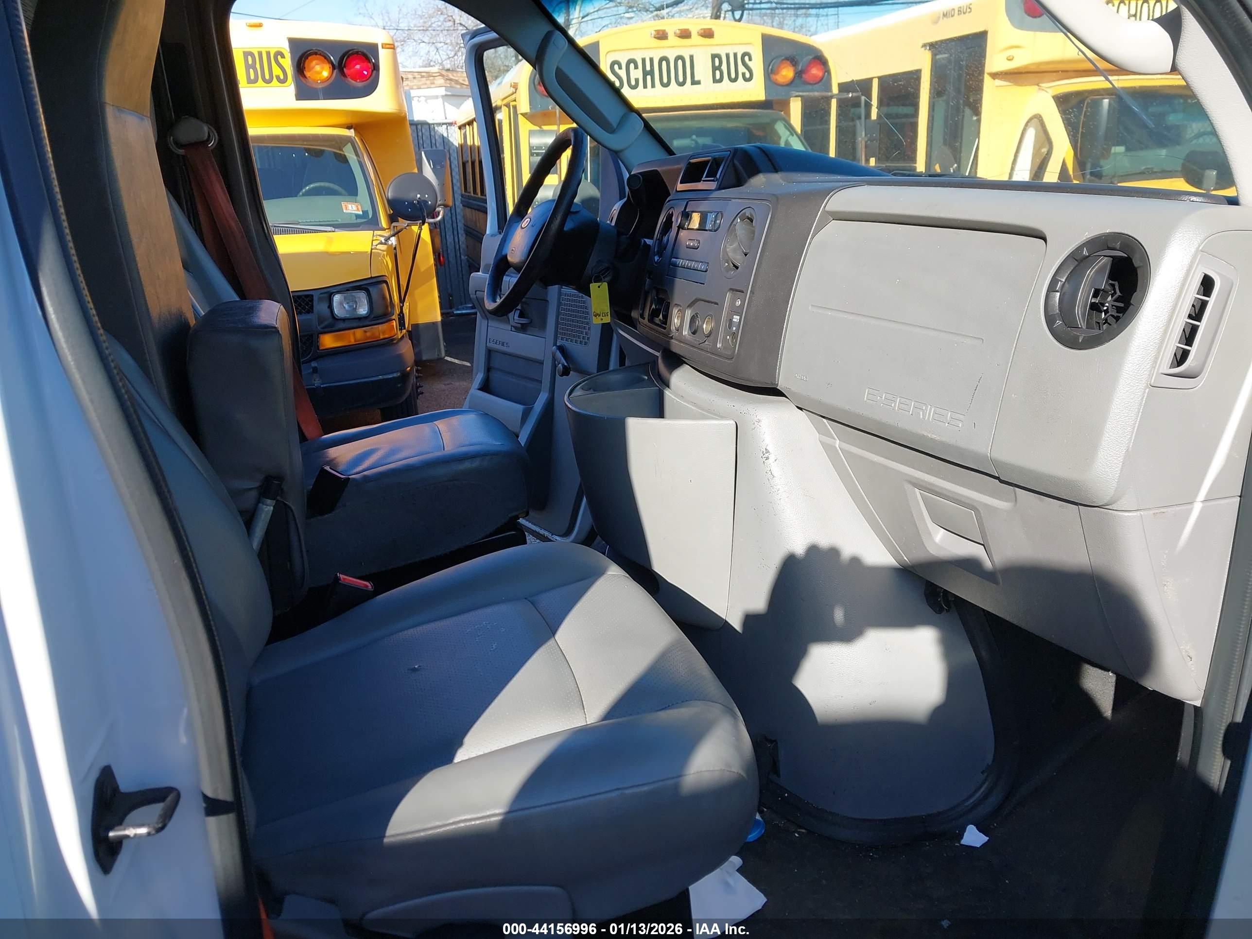 FORD E-350 image 7