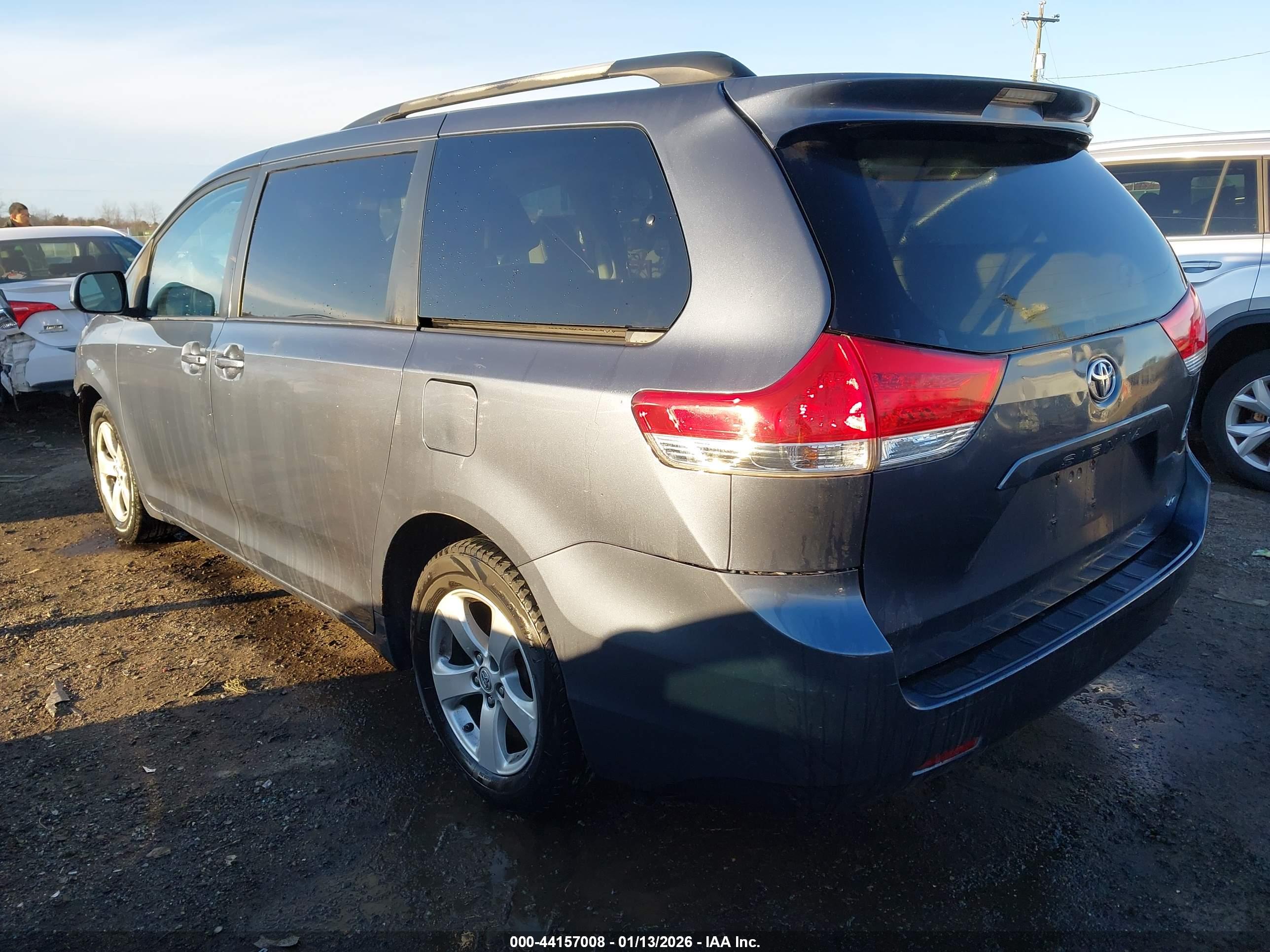TOYOTA SIENNA image 3